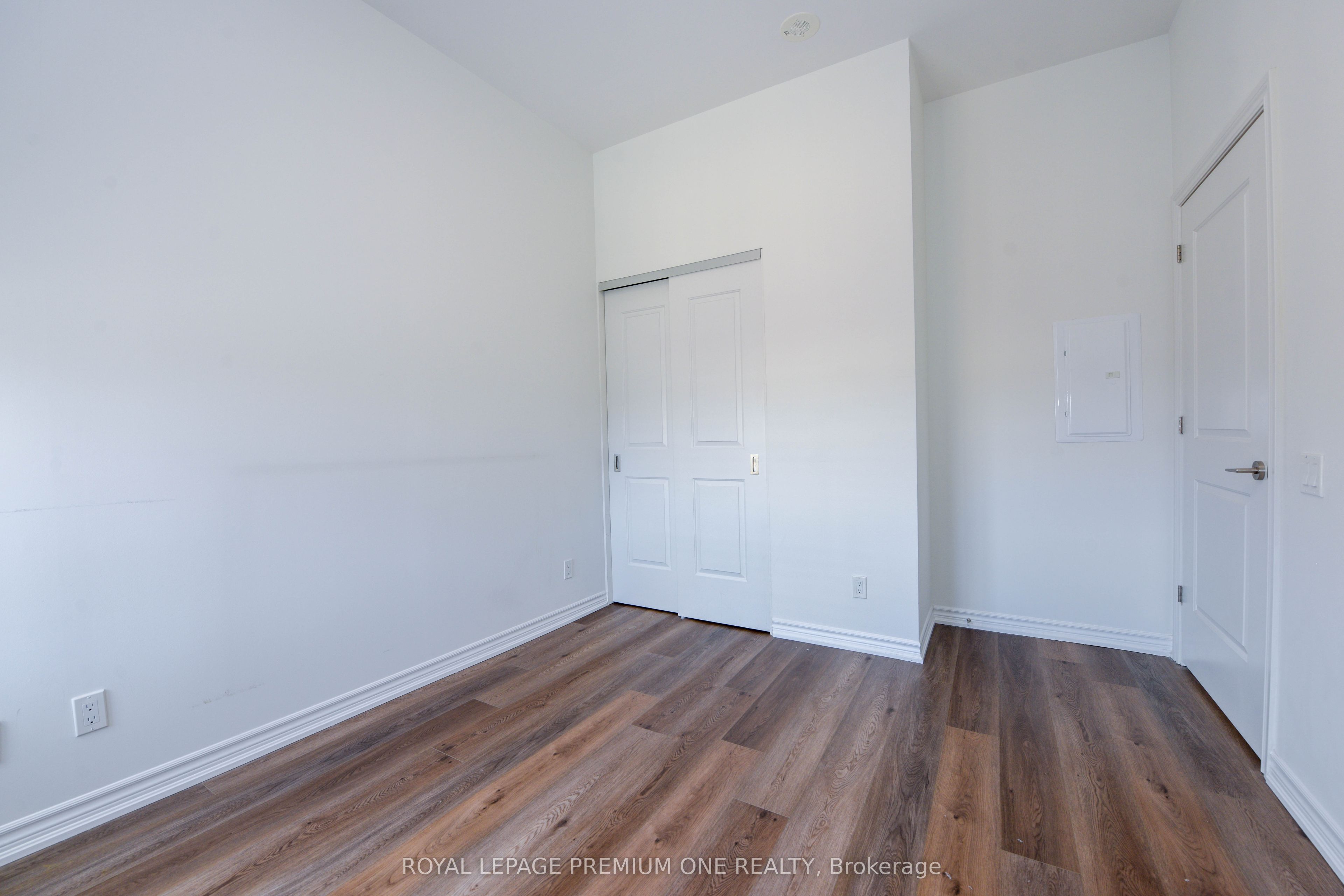 571 Prince Edward Drive N 610 Property Photo 17