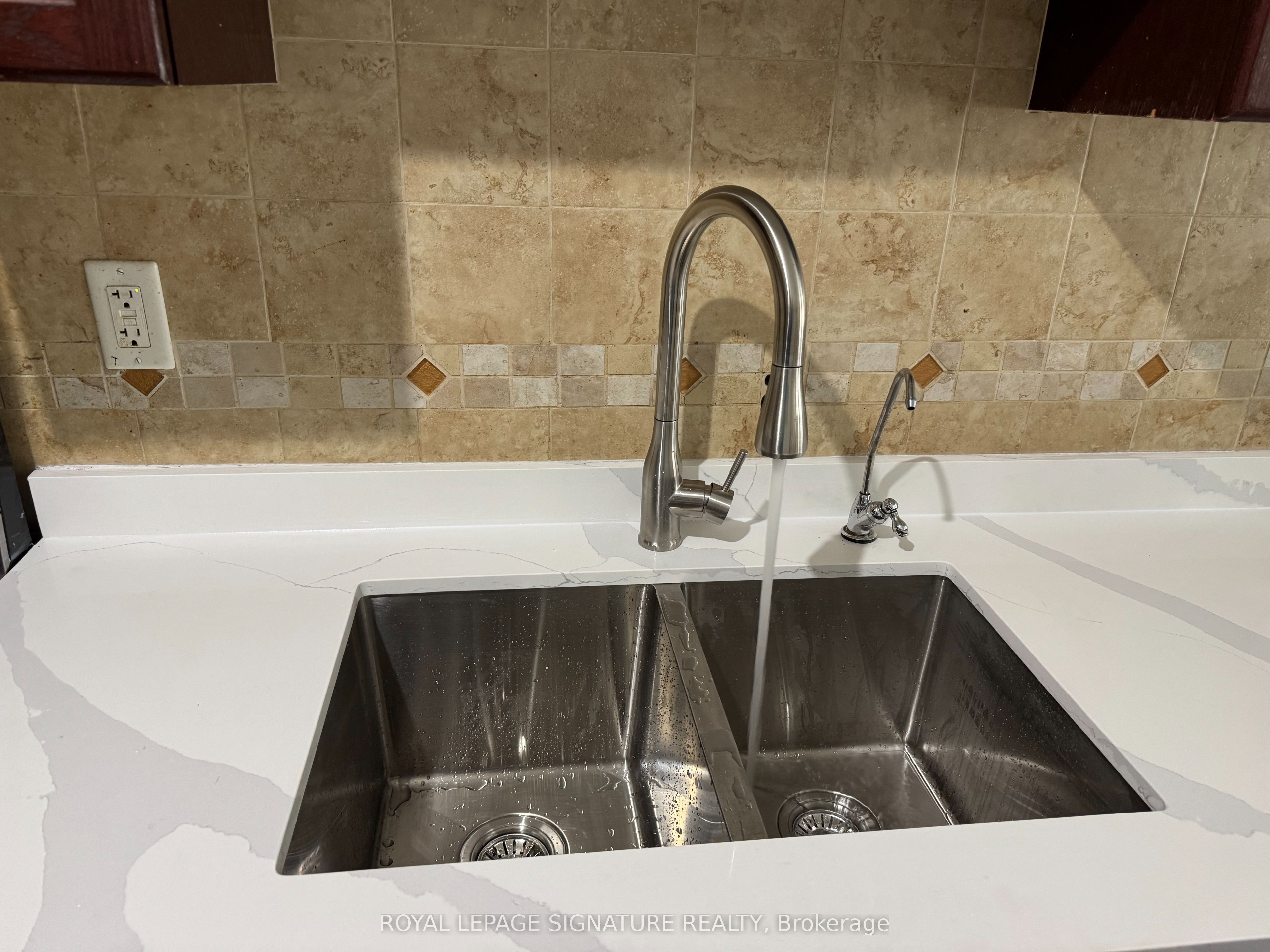 249 Comiskey Crescent Property Photo 6