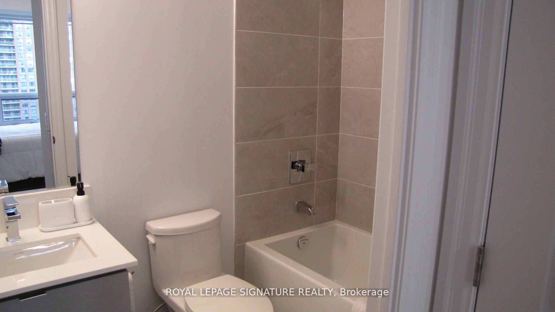 36 Elm Drive W 1001 Property Photo 17