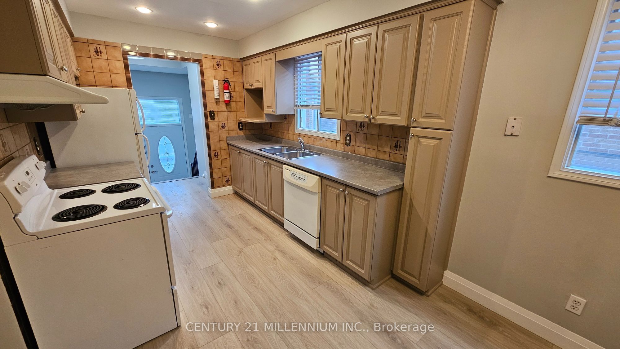 67 Simmons Boulevard Upper Property Photo 7