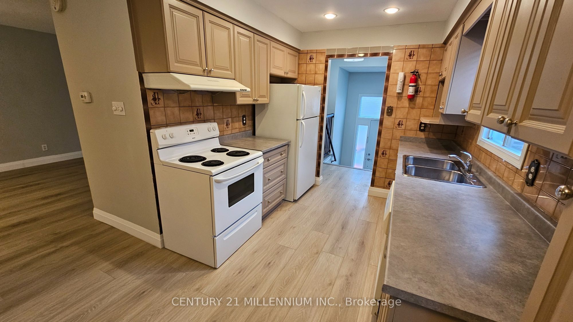 67 Simmons Boulevard Upper Property Photo 8