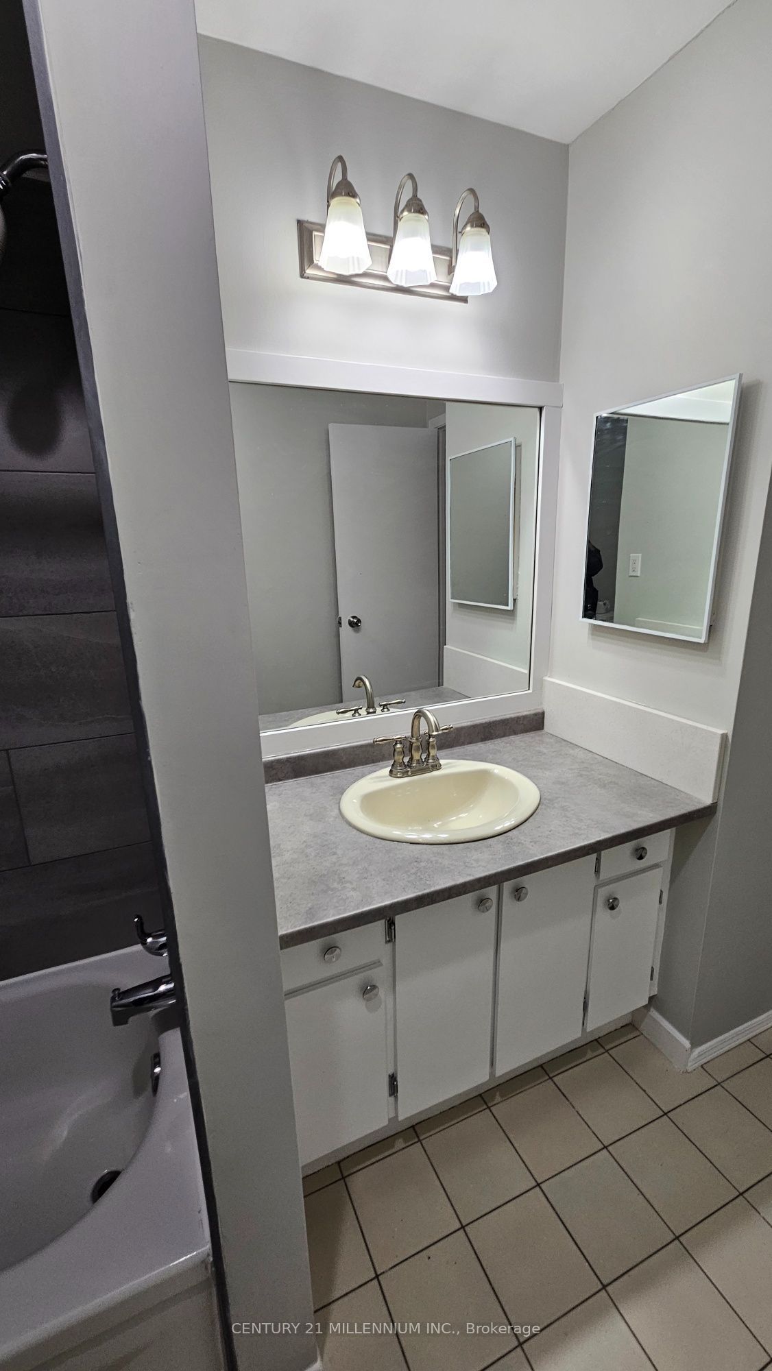 67 Simmons Boulevard Upper Property Photo 15