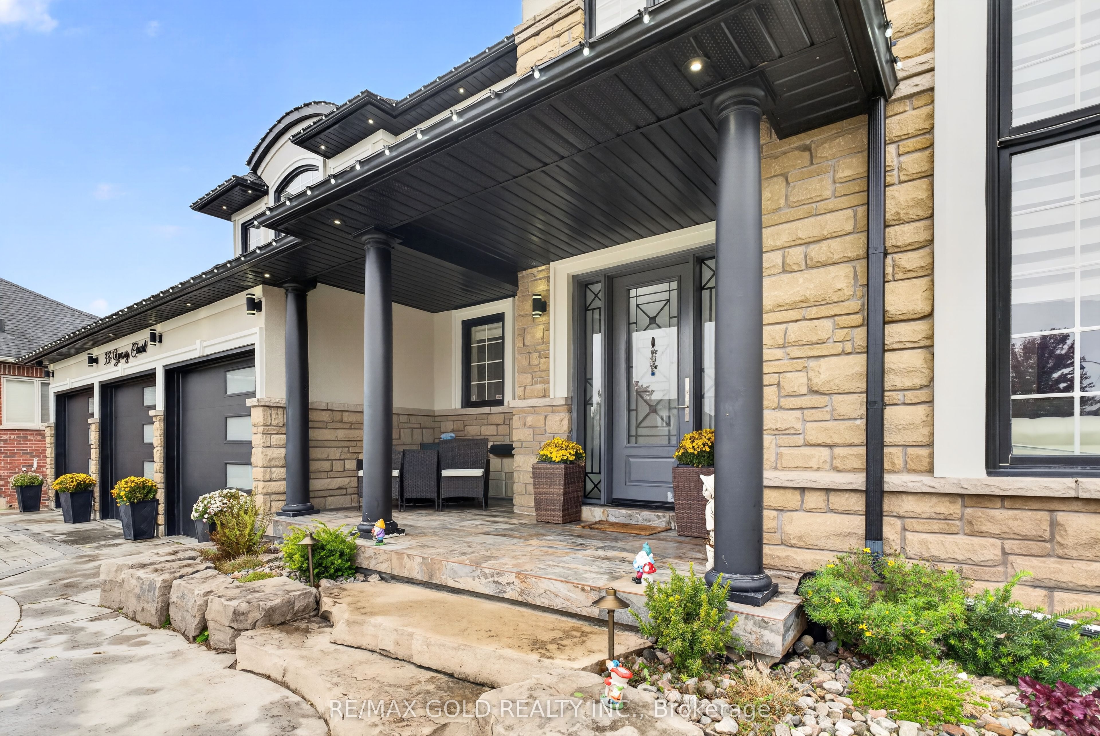 33 Young Court Property Photo 2