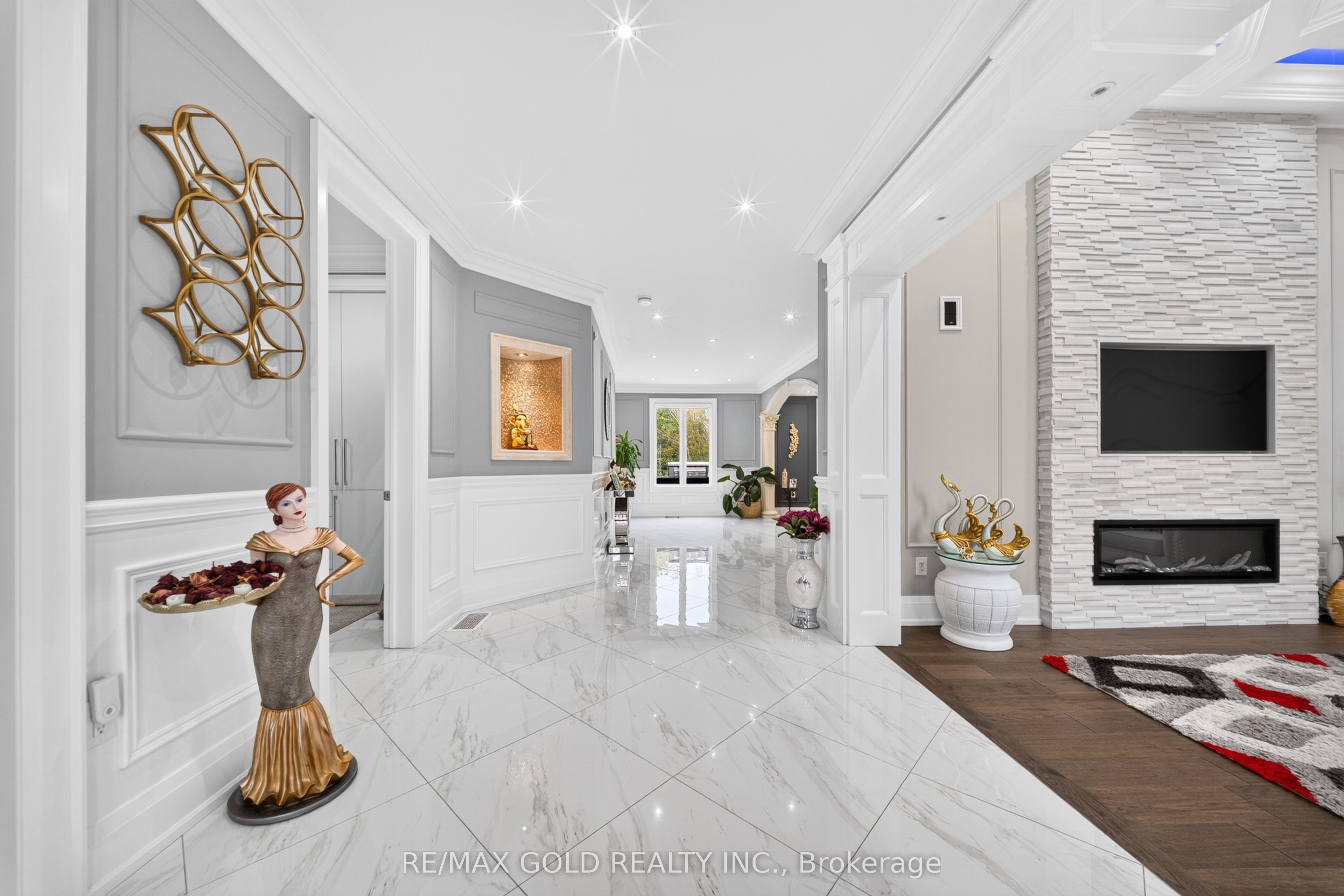 33 Young Court Property Photo 6