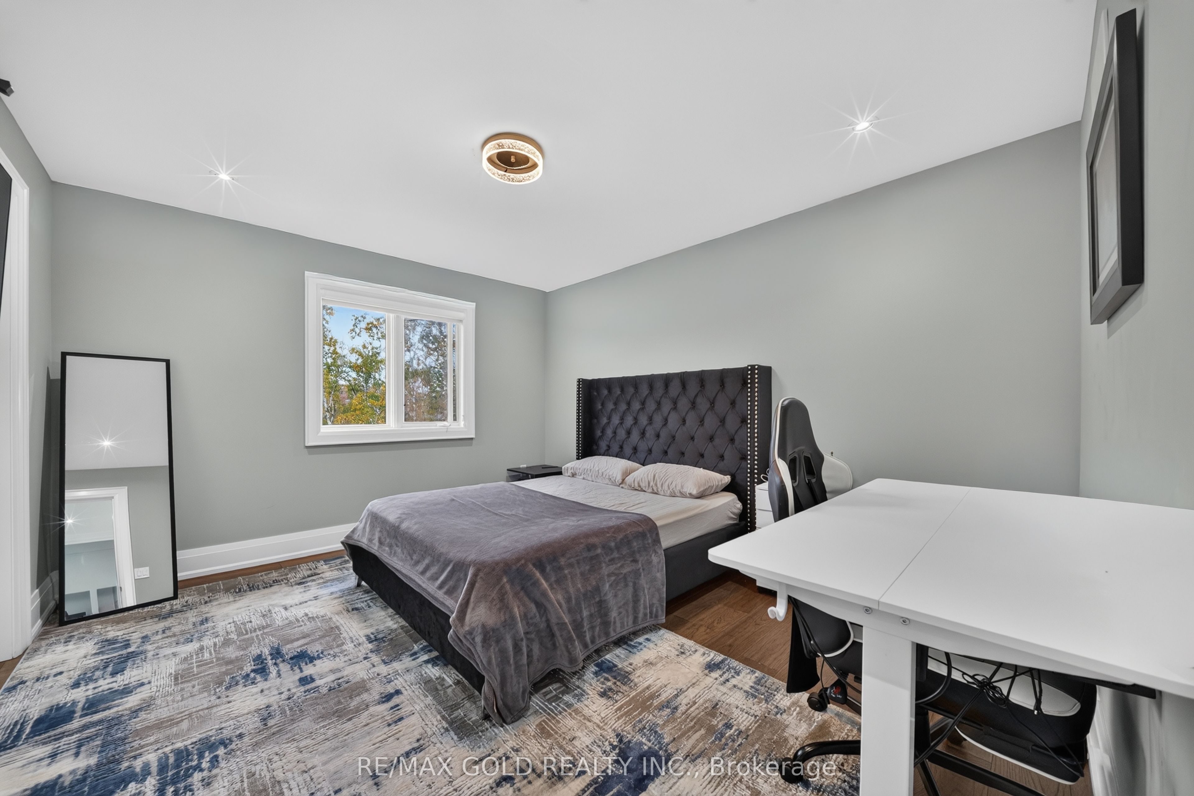 33 Young Court Property Photo 28