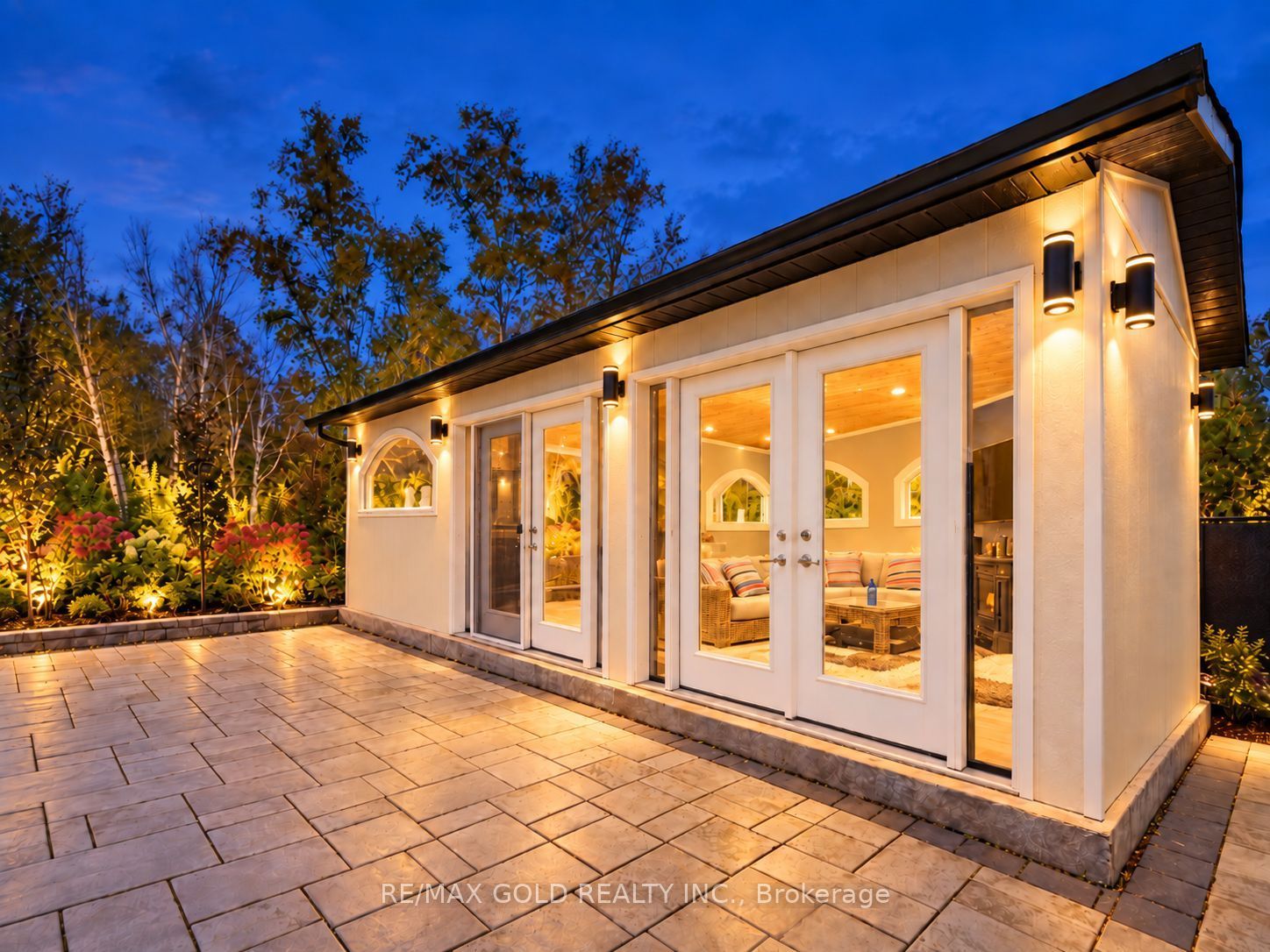 33 Young Court Property Photo 45