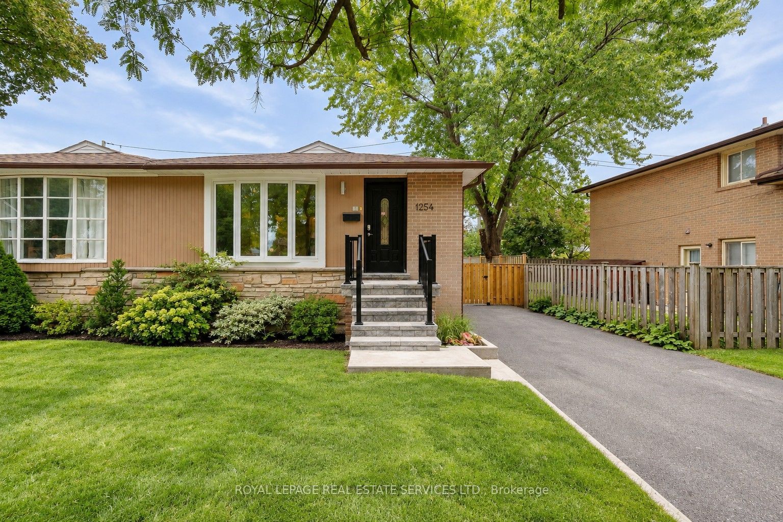 1254 Napier Crescent Property Photo 1