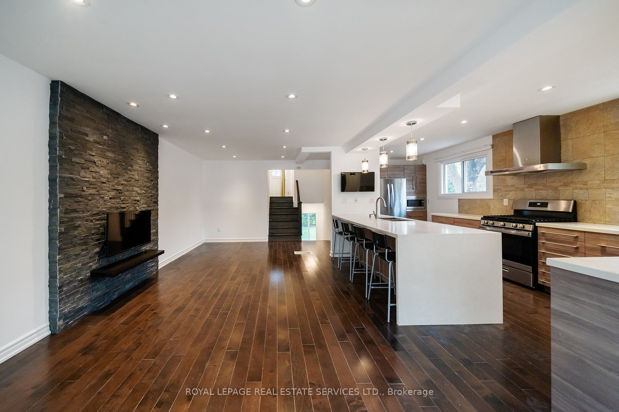 1254 Napier Crescent Property Photo 2