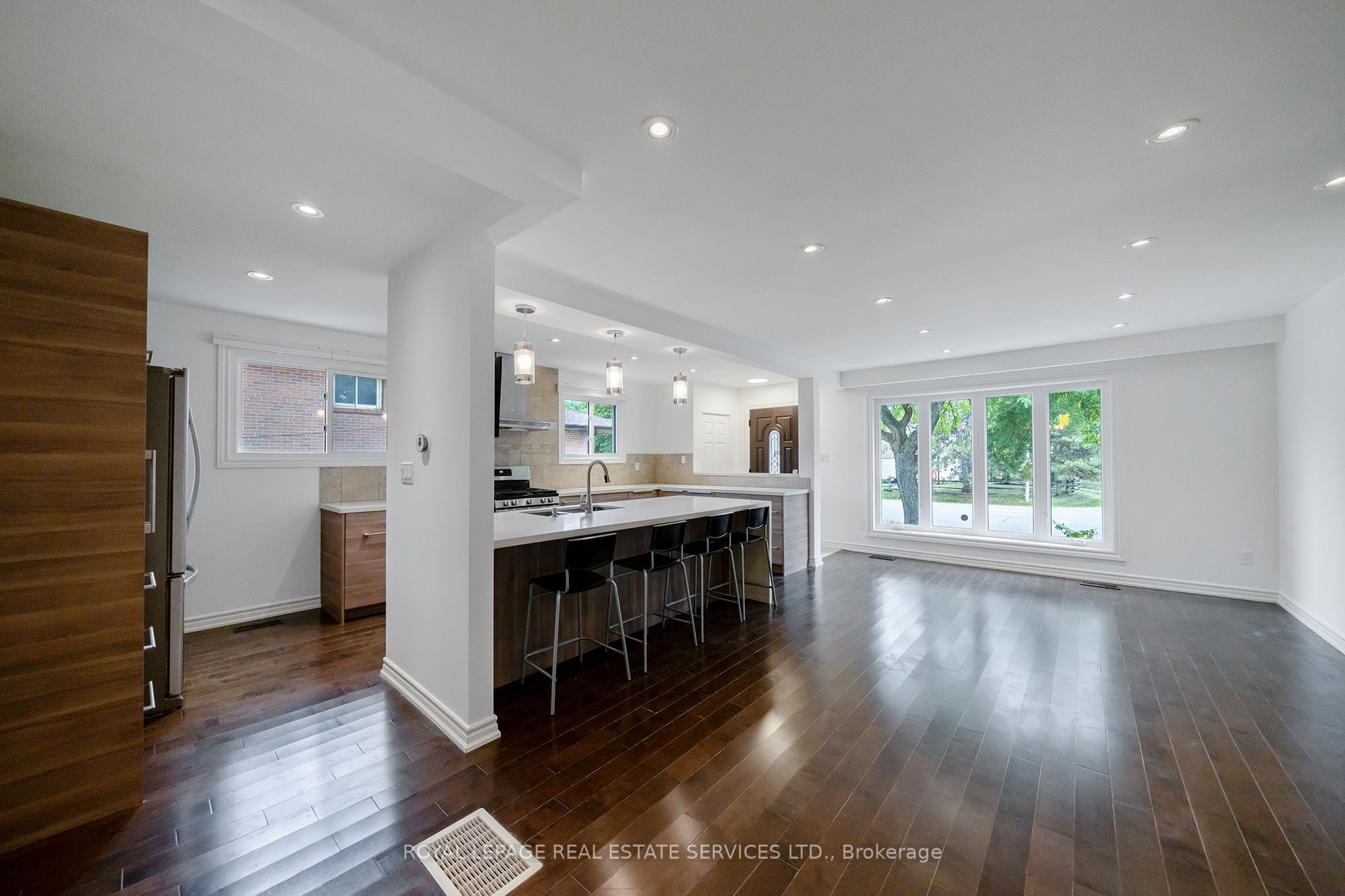 1254 Napier Crescent Property Photo 4