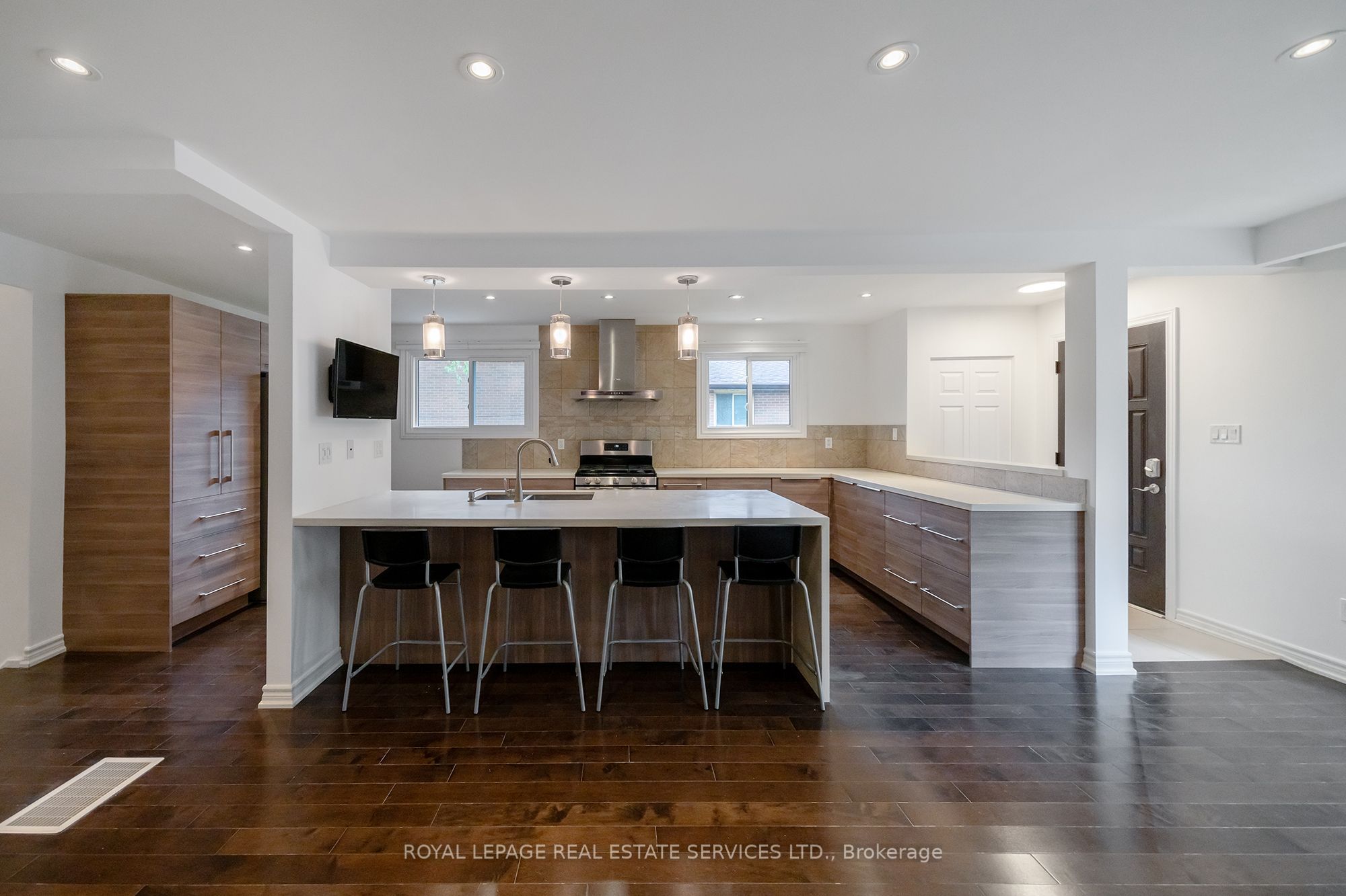 1254 Napier Crescent Property Photo 5