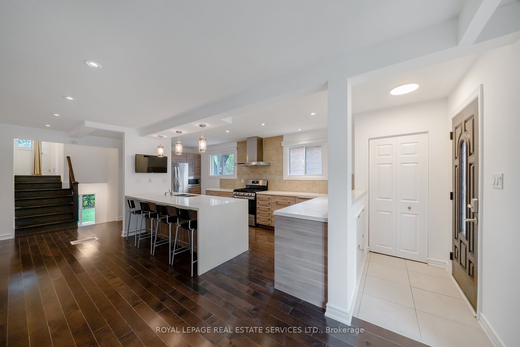 1254 Napier Crescent Property Photo 6