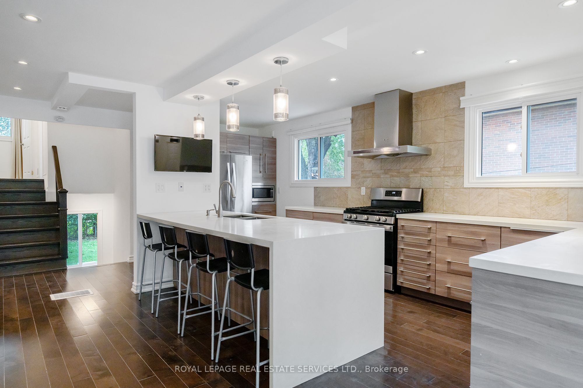 1254 Napier Crescent Property Photo 7
