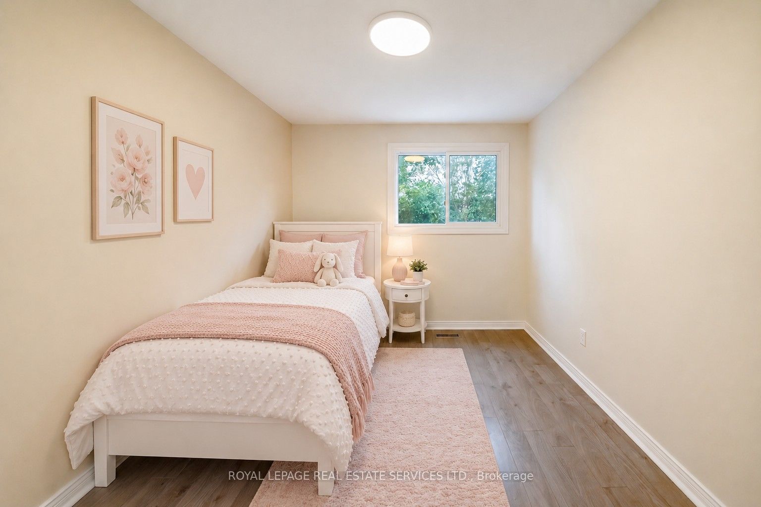 1254 Napier Crescent Property Photo 13