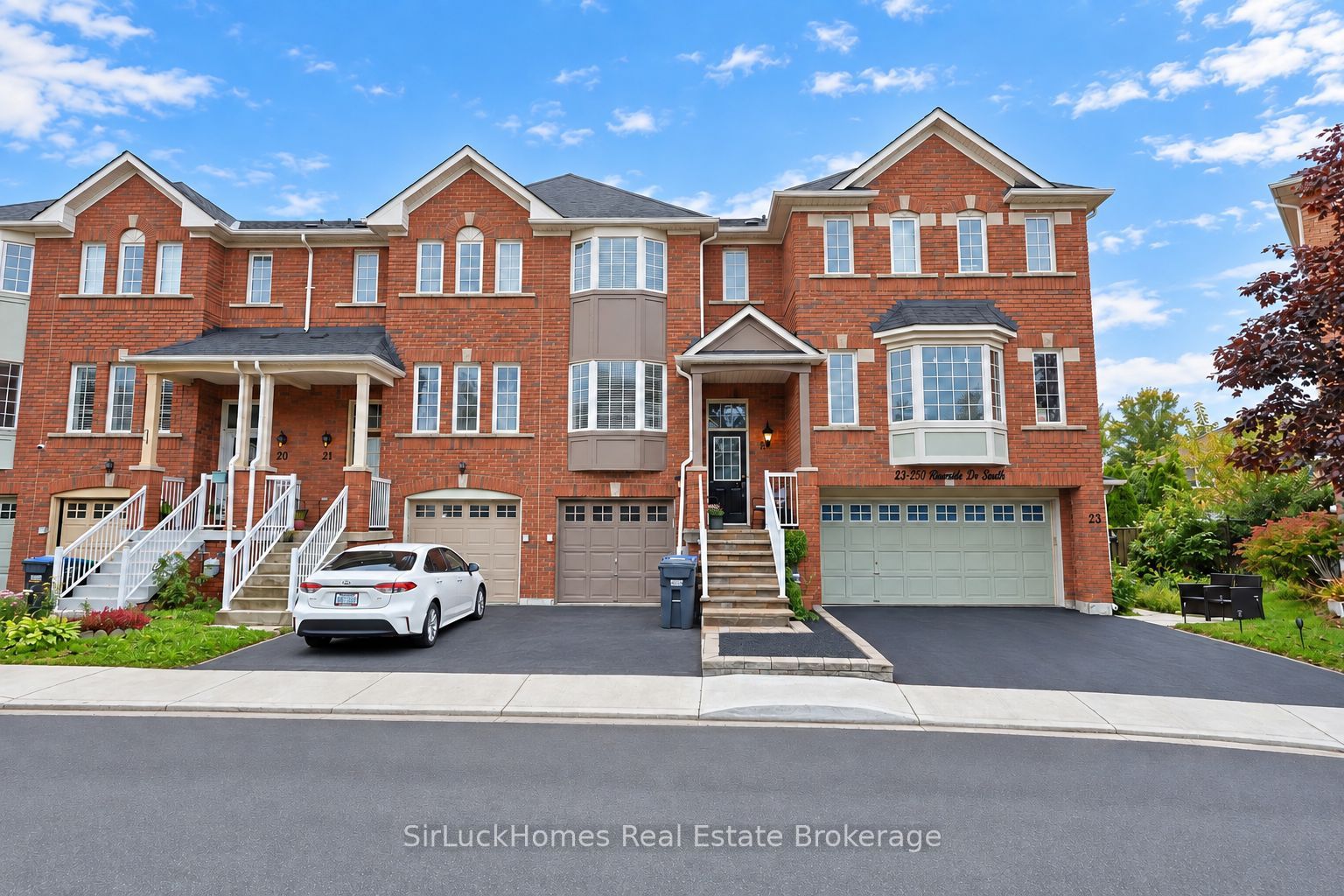 250 Richvale Drive S 22 Property Photo 1