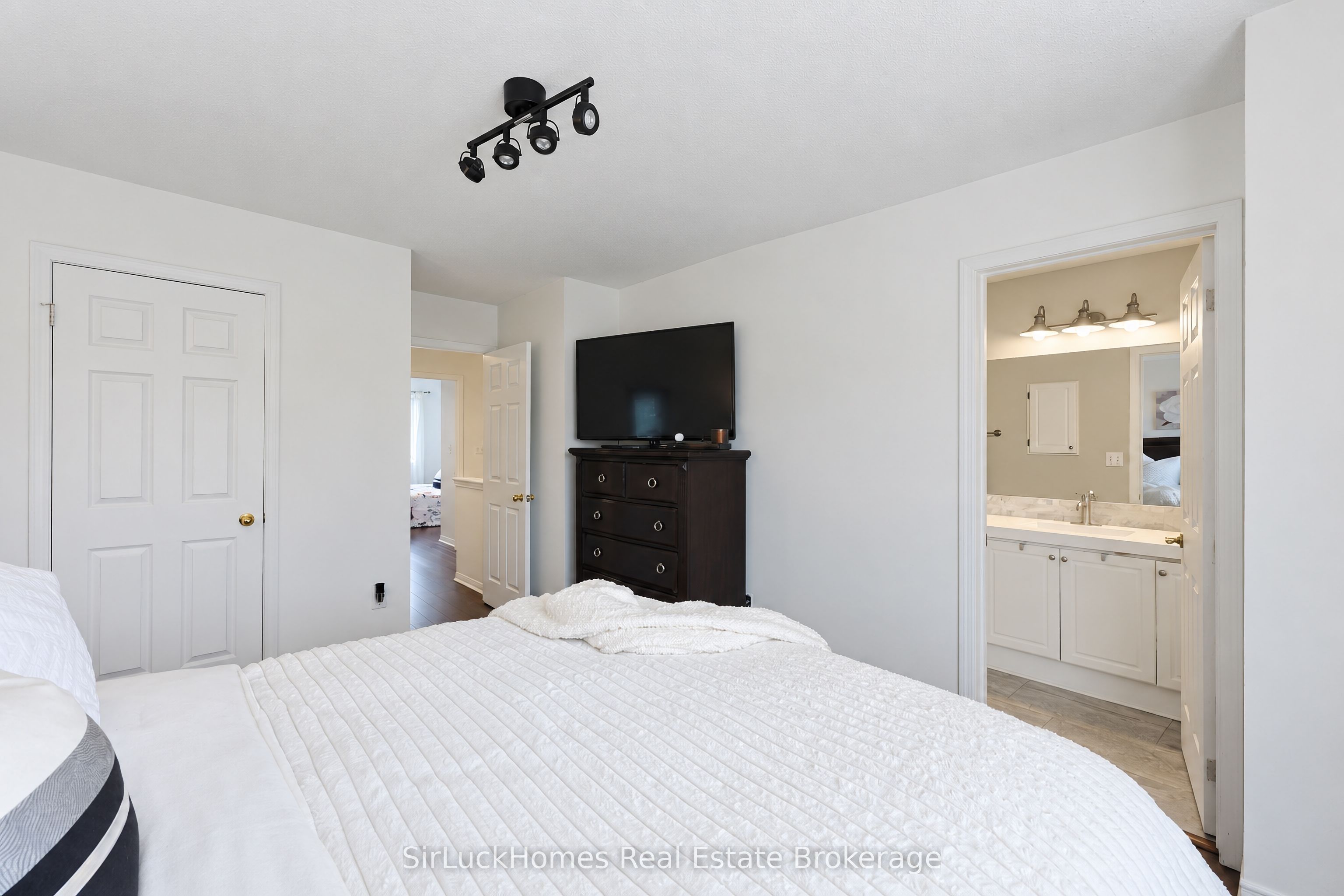 250 Richvale Drive S 22 Property Photo 33