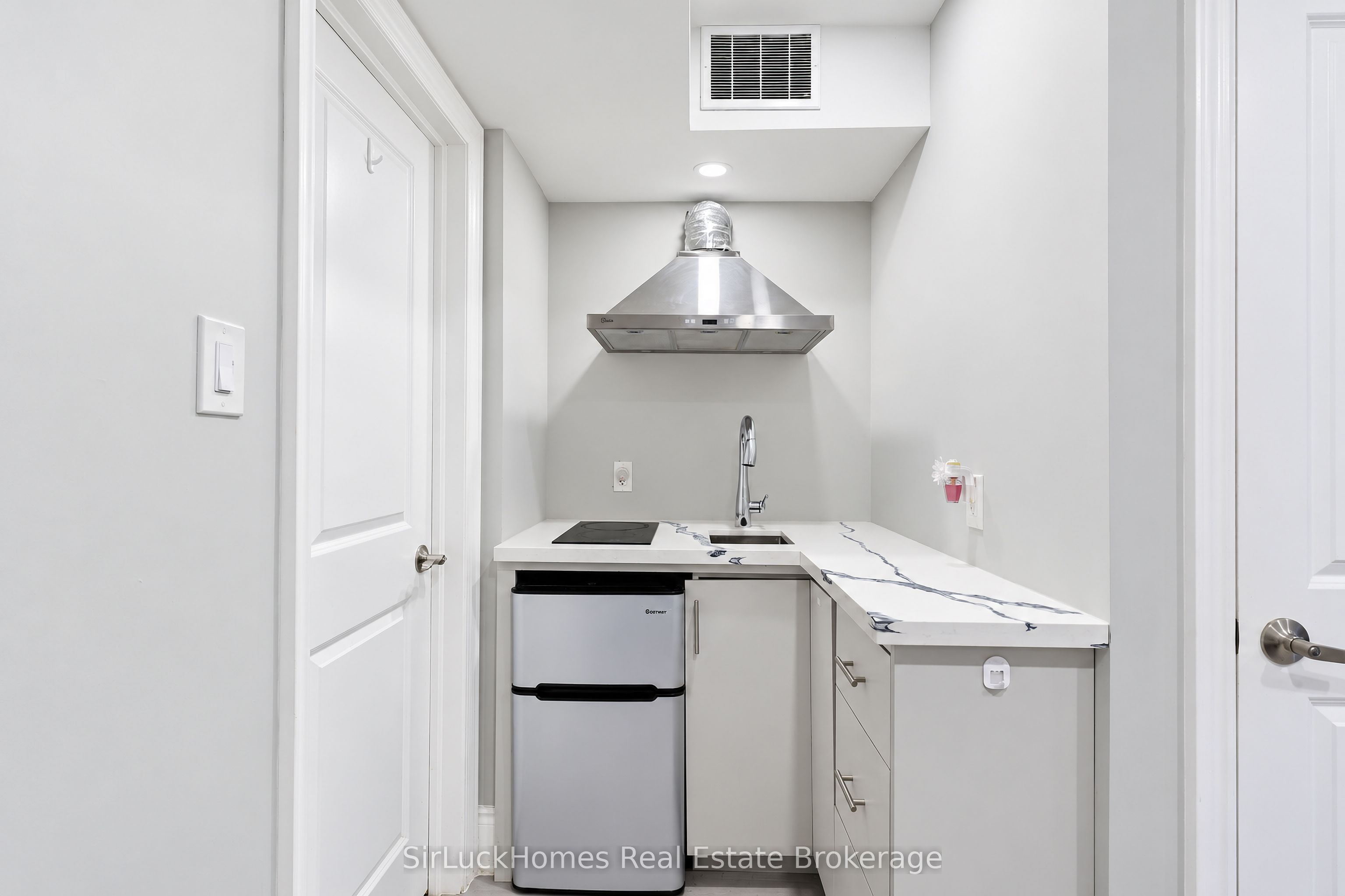250 Richvale Drive S 22 Property Photo 42