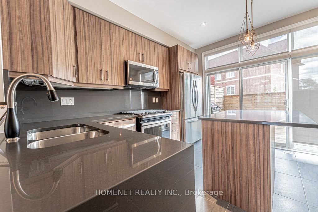 2058 Queensborough Gate Property Photo 7