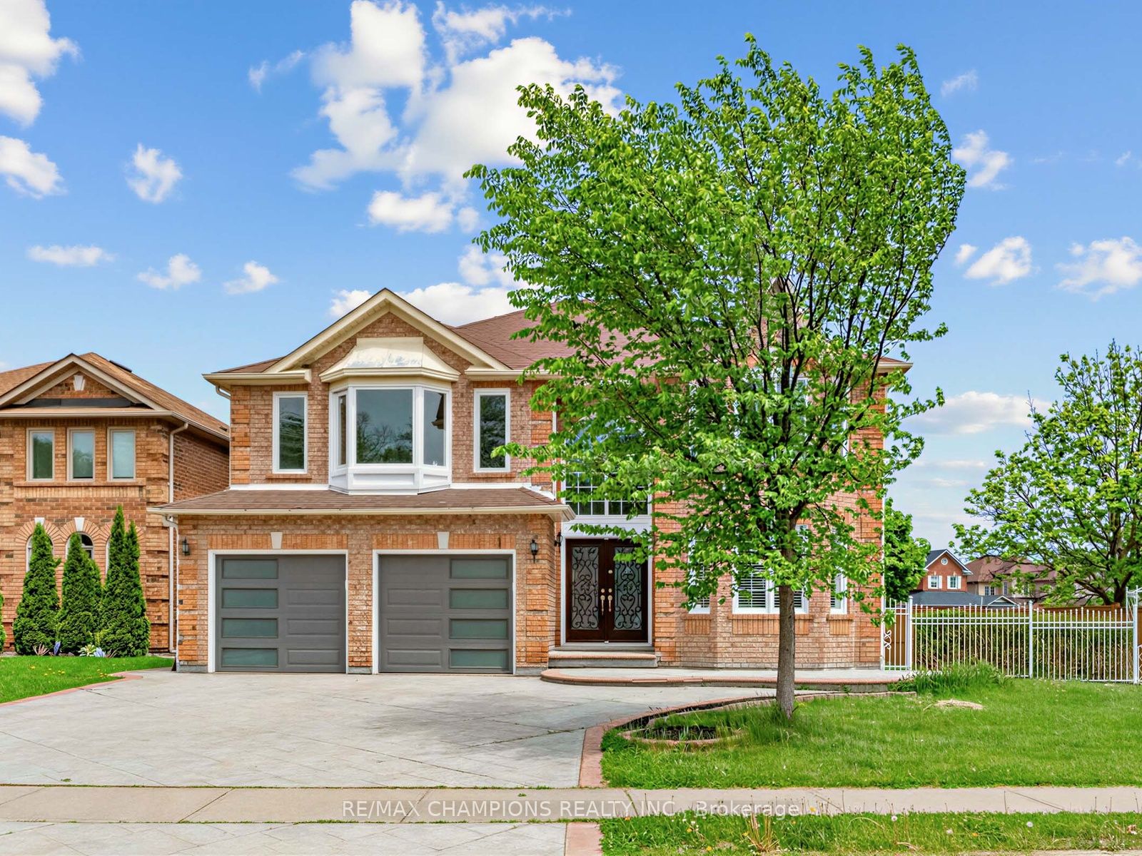 1 Cluster Oak Place Property Photo 2