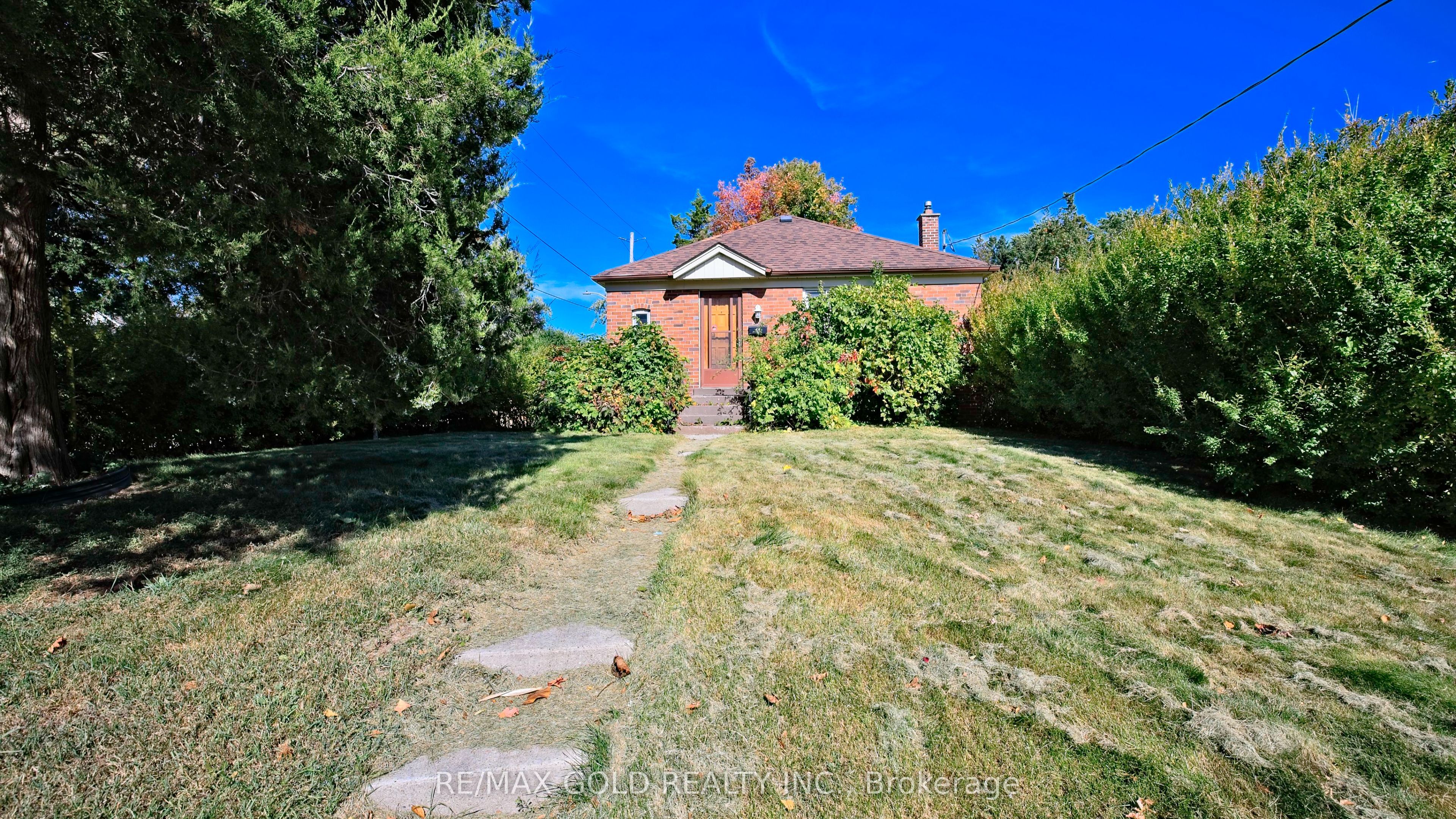 11 Pine Avenue N Property Photo 3