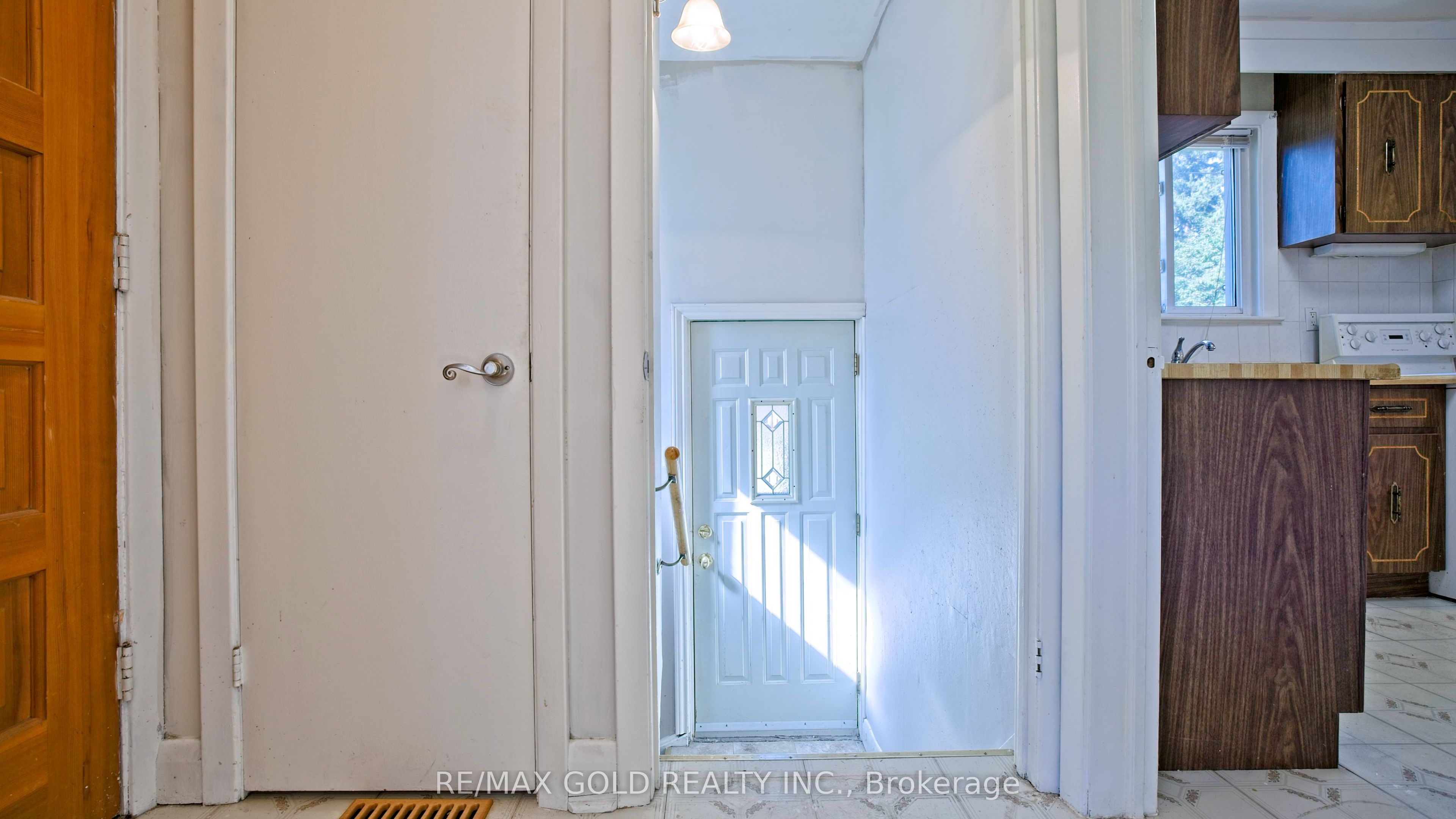 11 Pine Avenue N Property Photo 6