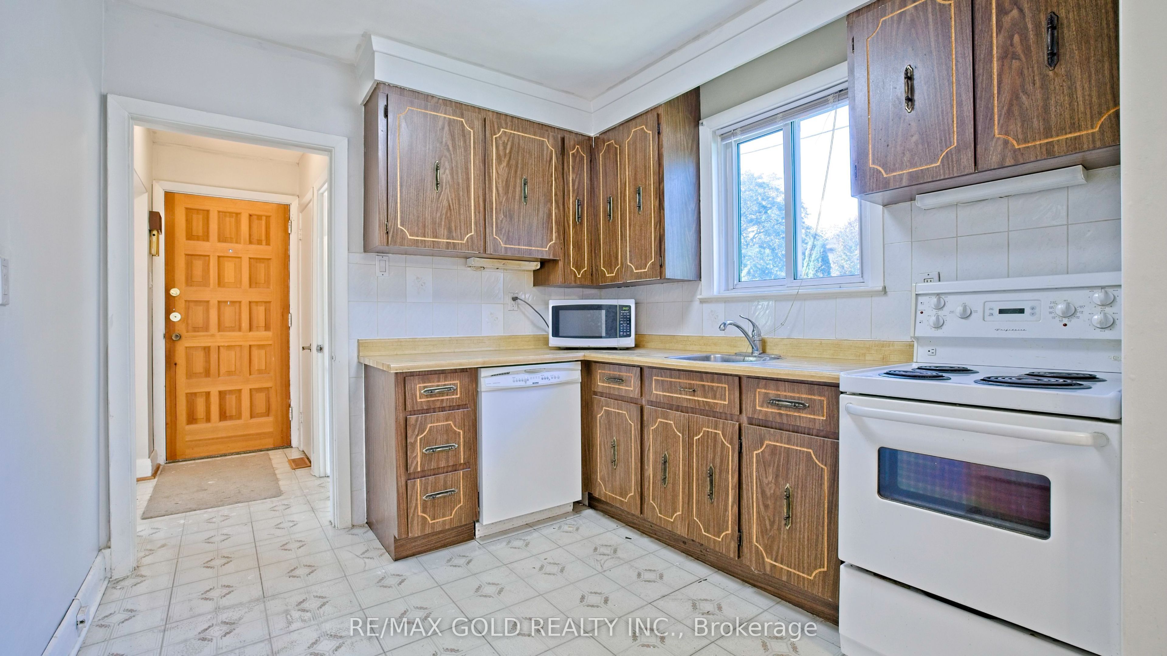 11 Pine Avenue N Property Photo 11