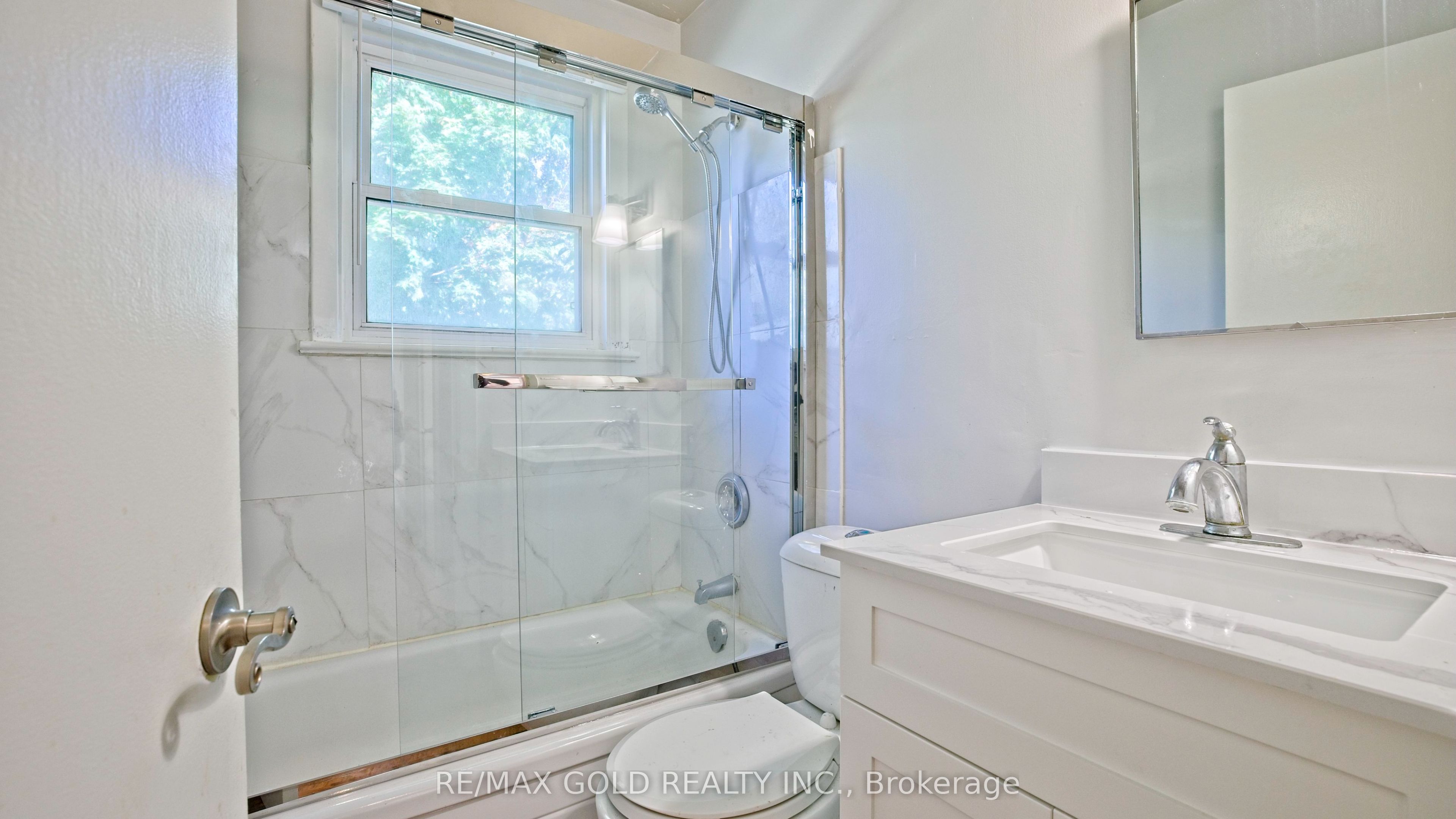 11 Pine Avenue N Property Photo 23