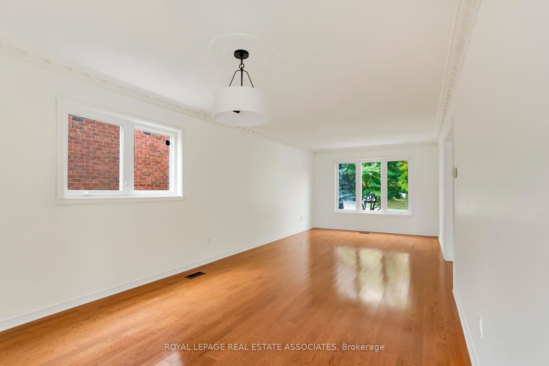 1410 Wakehurst Crescent Property Photo 12