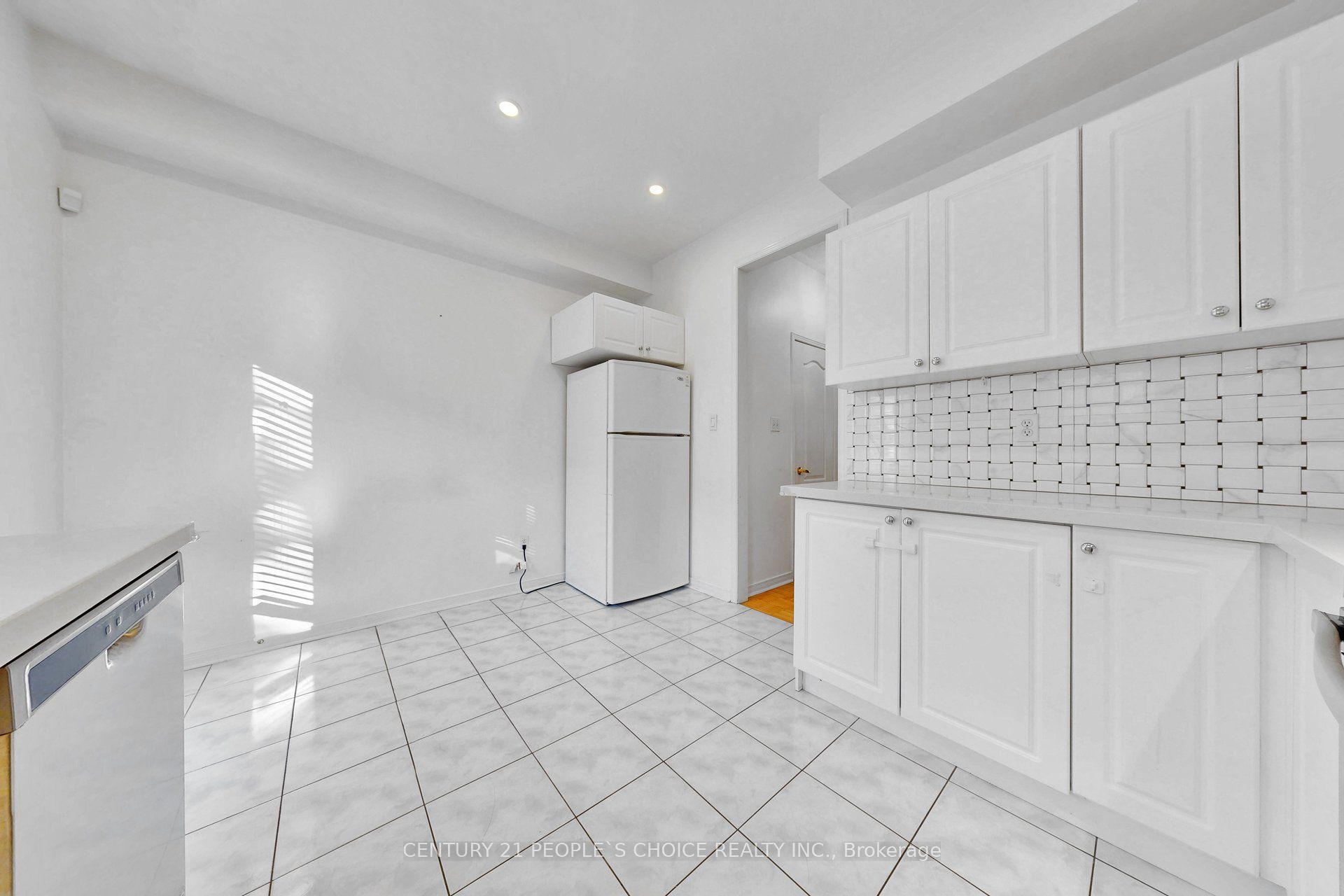 435 Hensall Circle 106 Property Photo 18