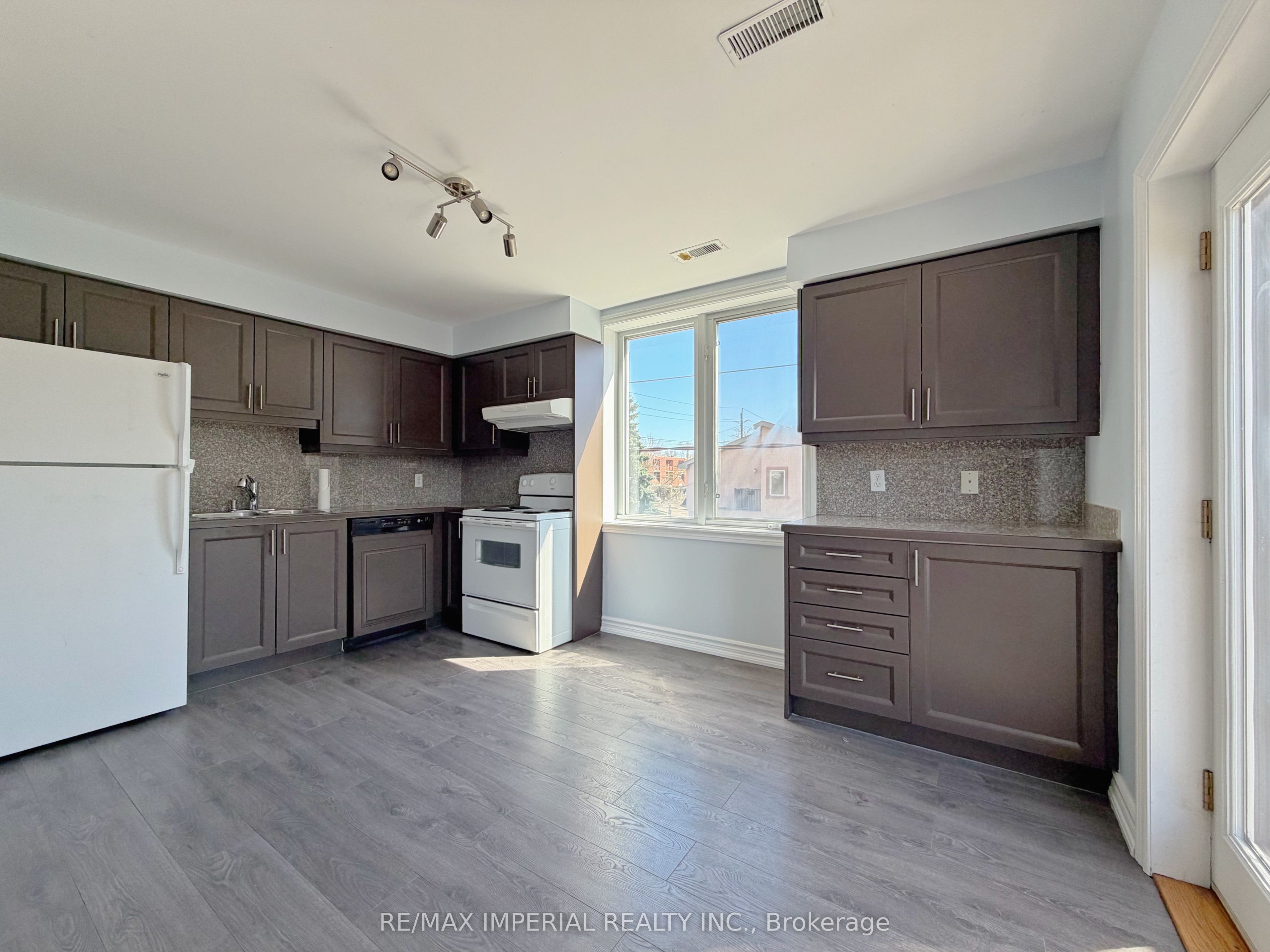 621a The Queensway Property Photo 1