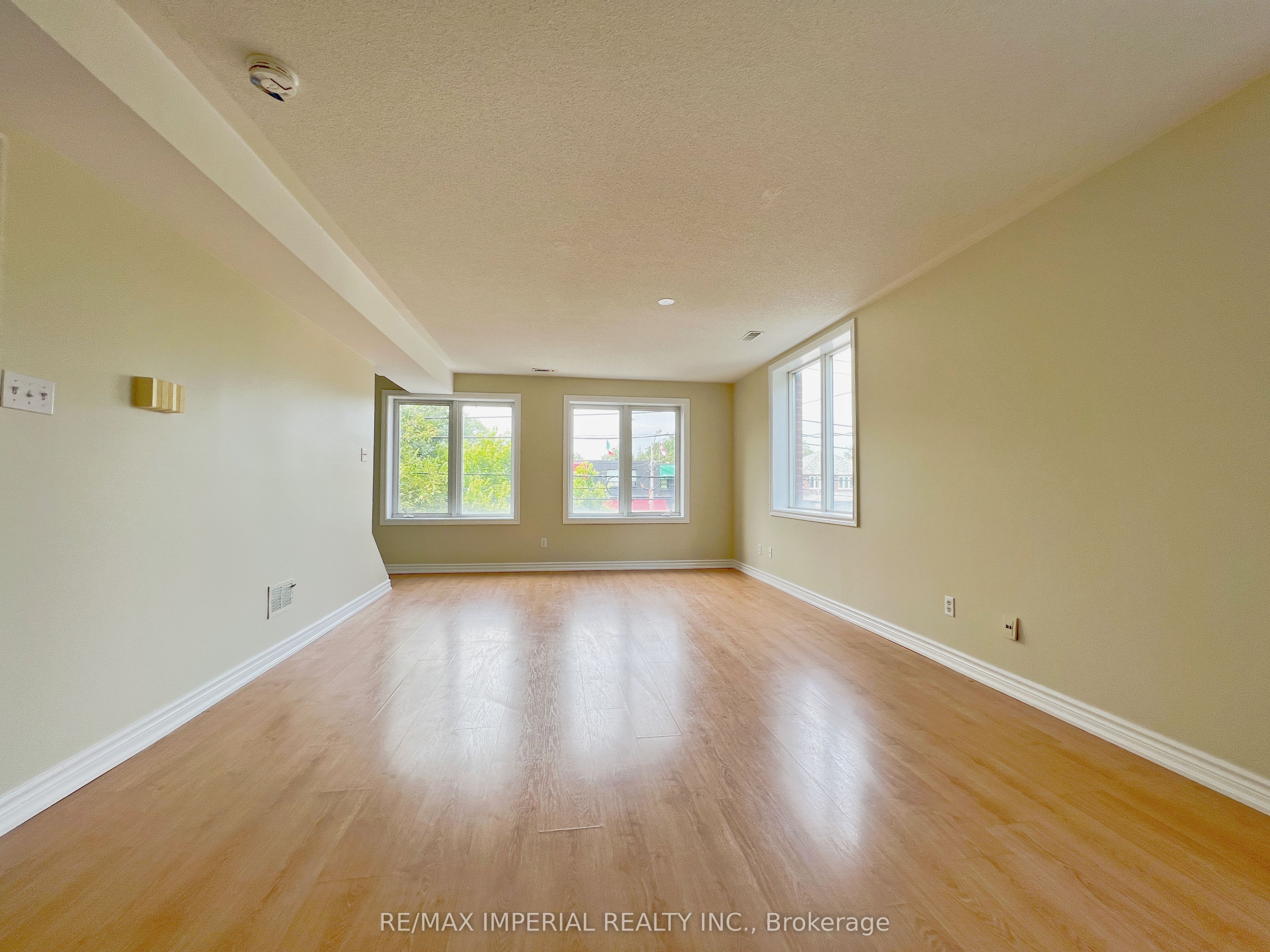 621a The Queensway Property Photo 4