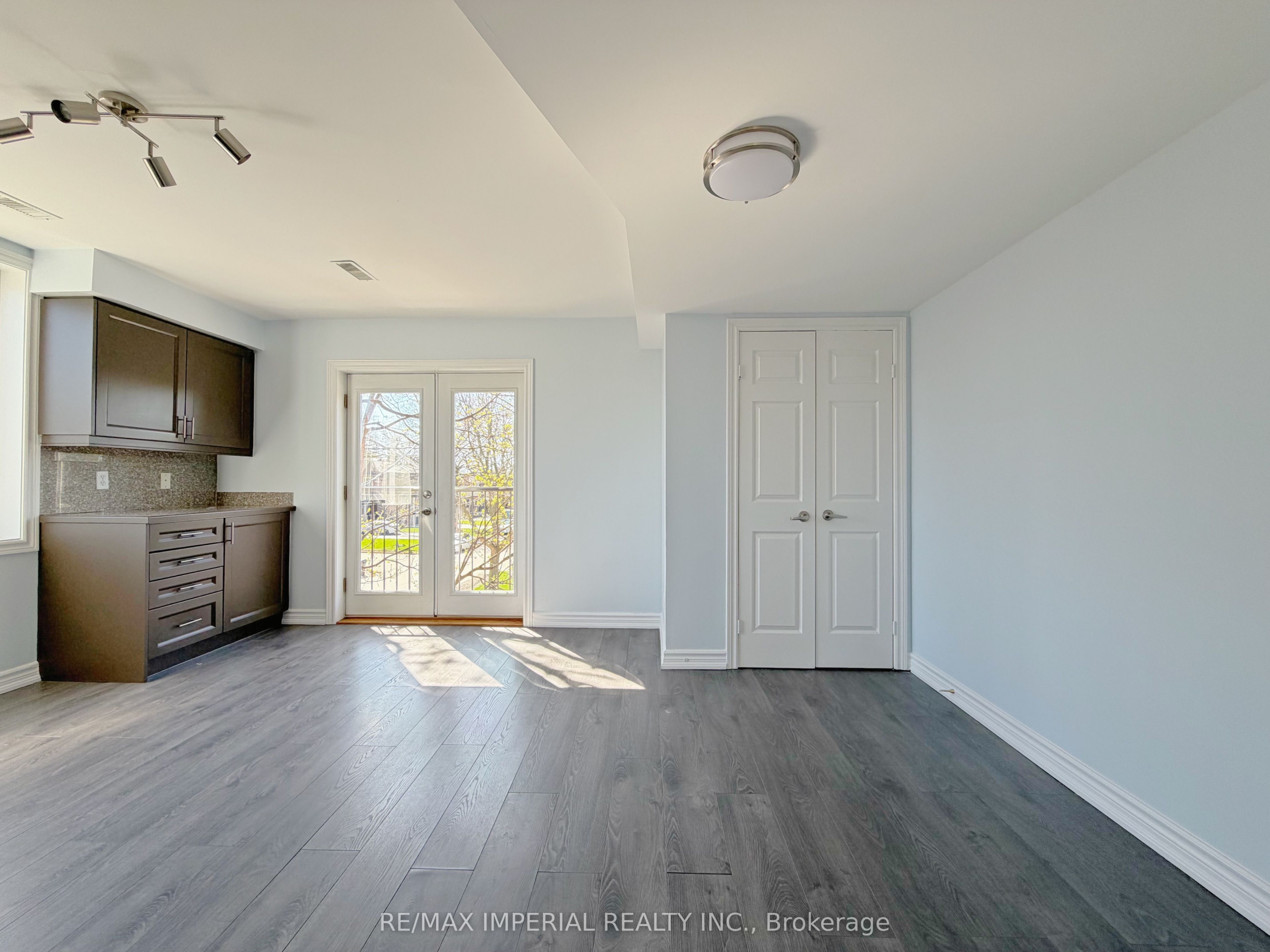 621a The Queensway Property Photo 6
