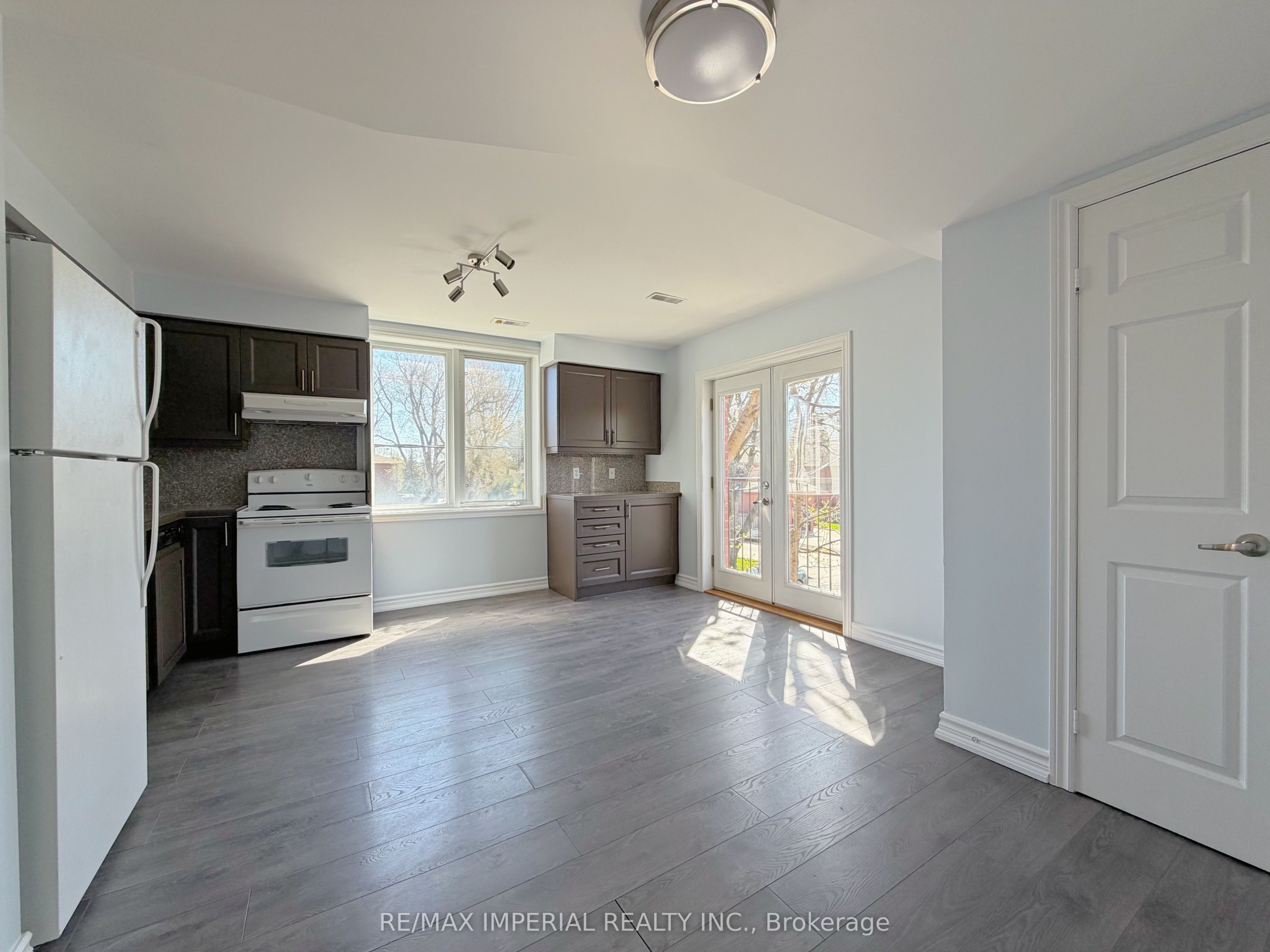 621a The Queensway Property Photo 7