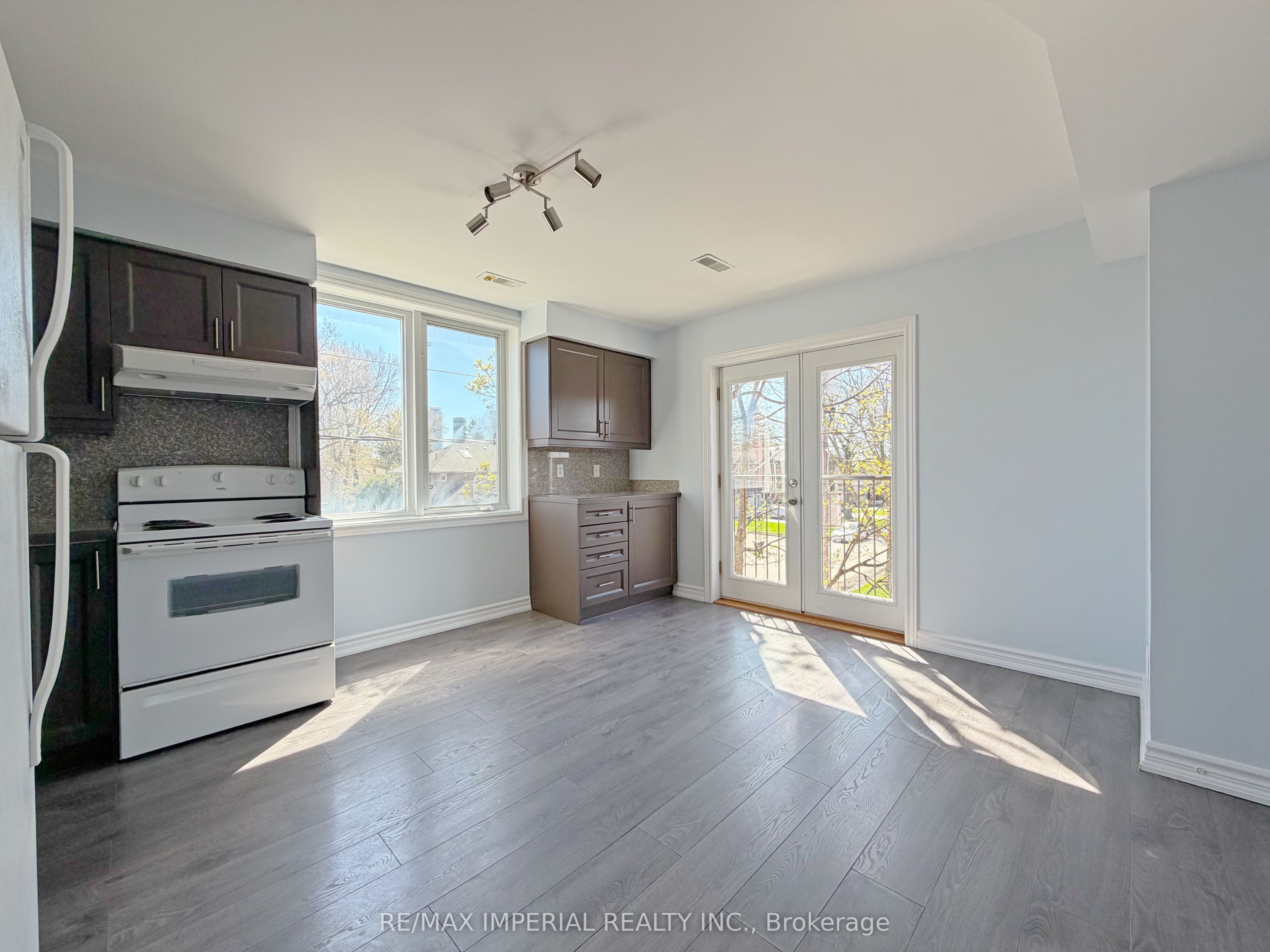 621a The Queensway Property Photo 8