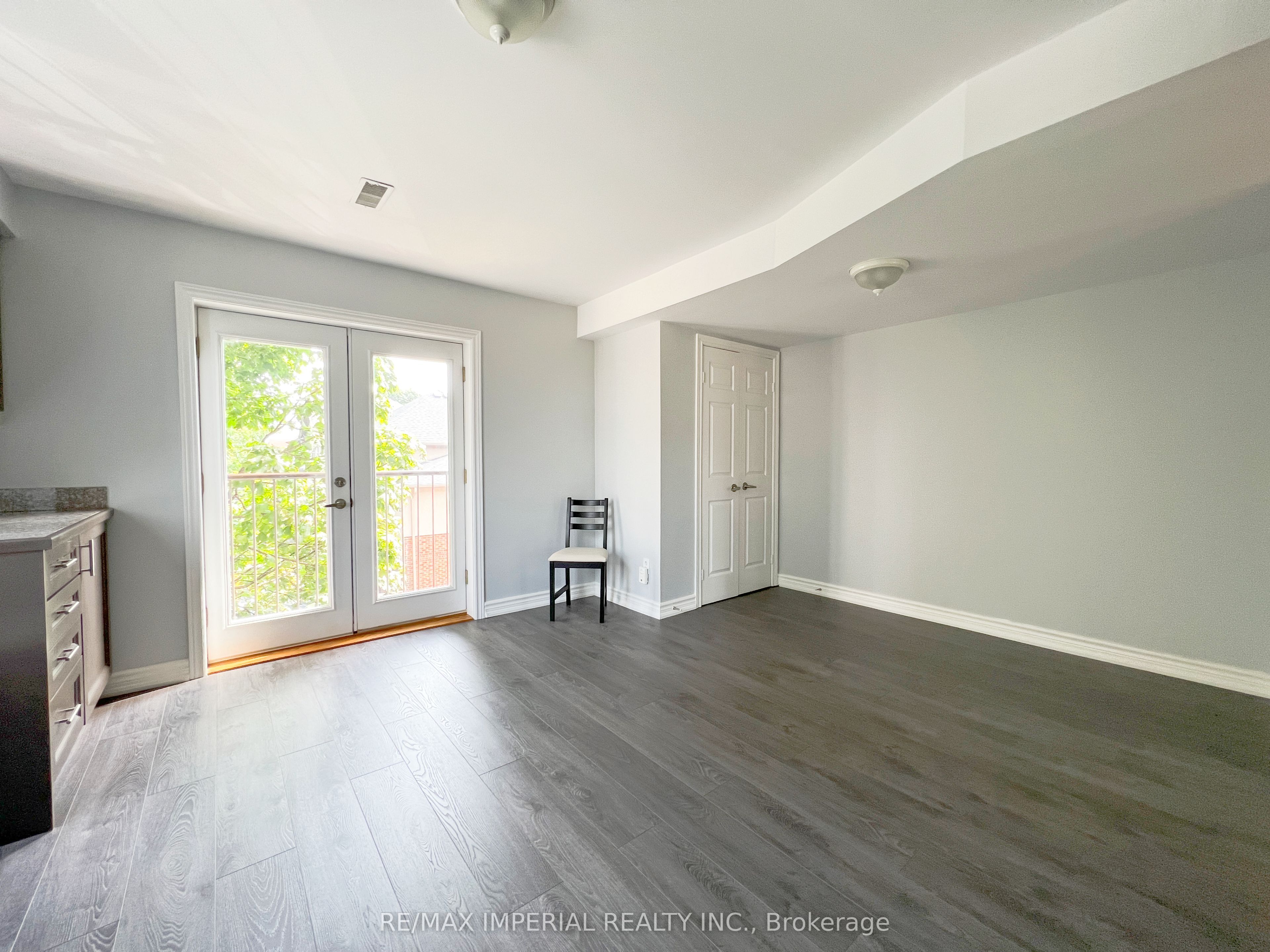 621a The Queensway Property Photo 9