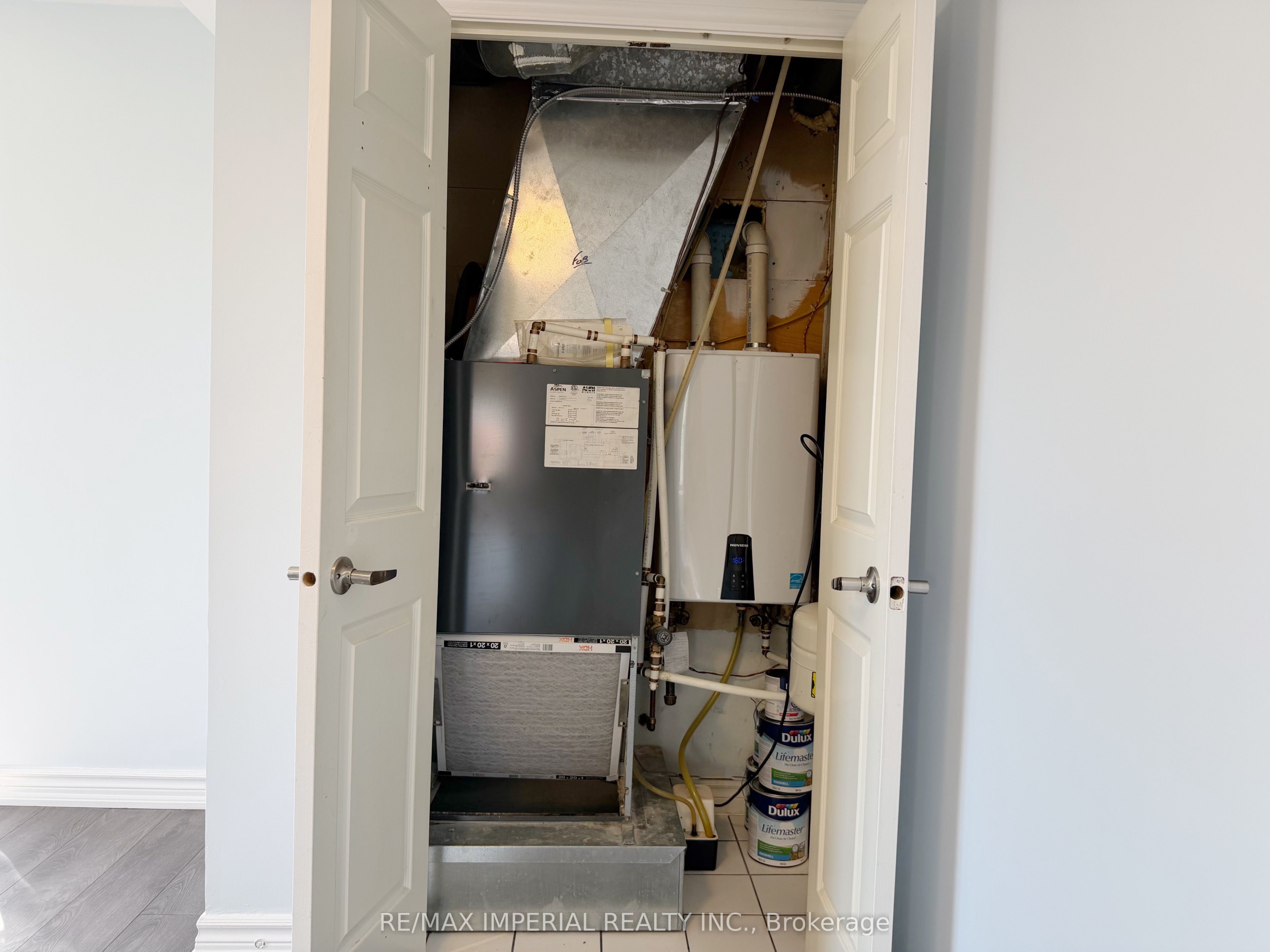 621a The Queensway Property Photo 28