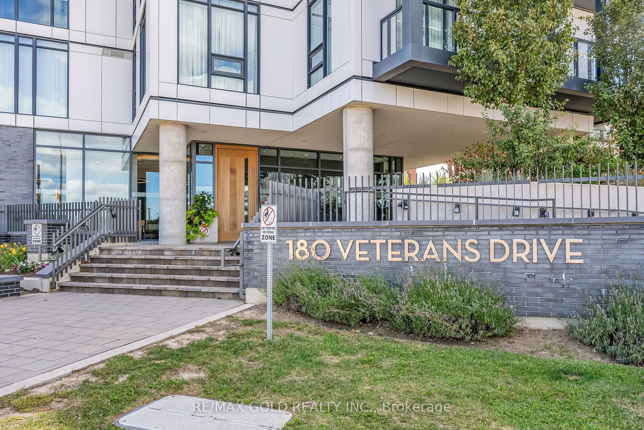 180 Veterans Drive 208 Property Photo 2