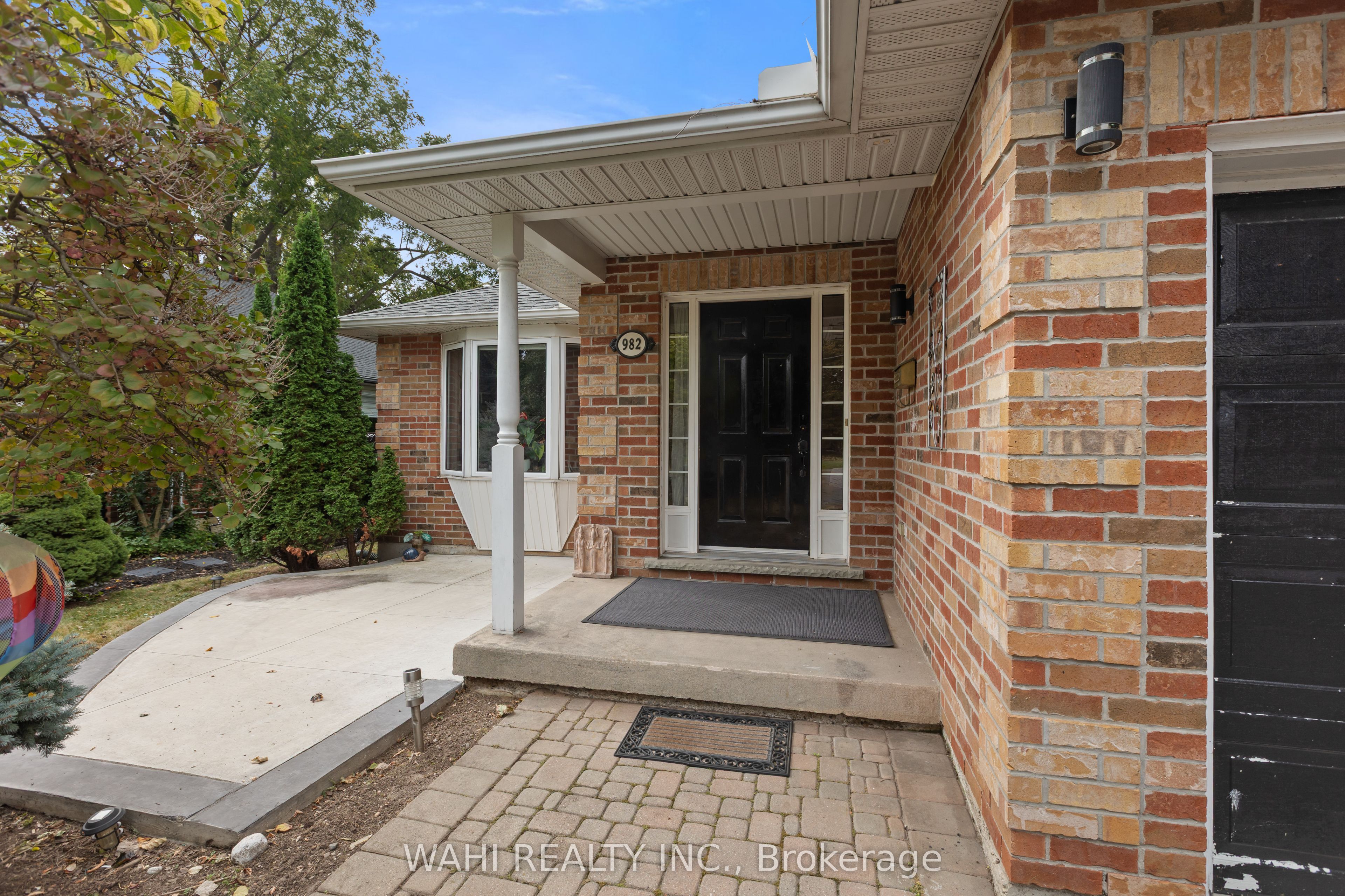 982 Glen View Avenue Property Photo 3