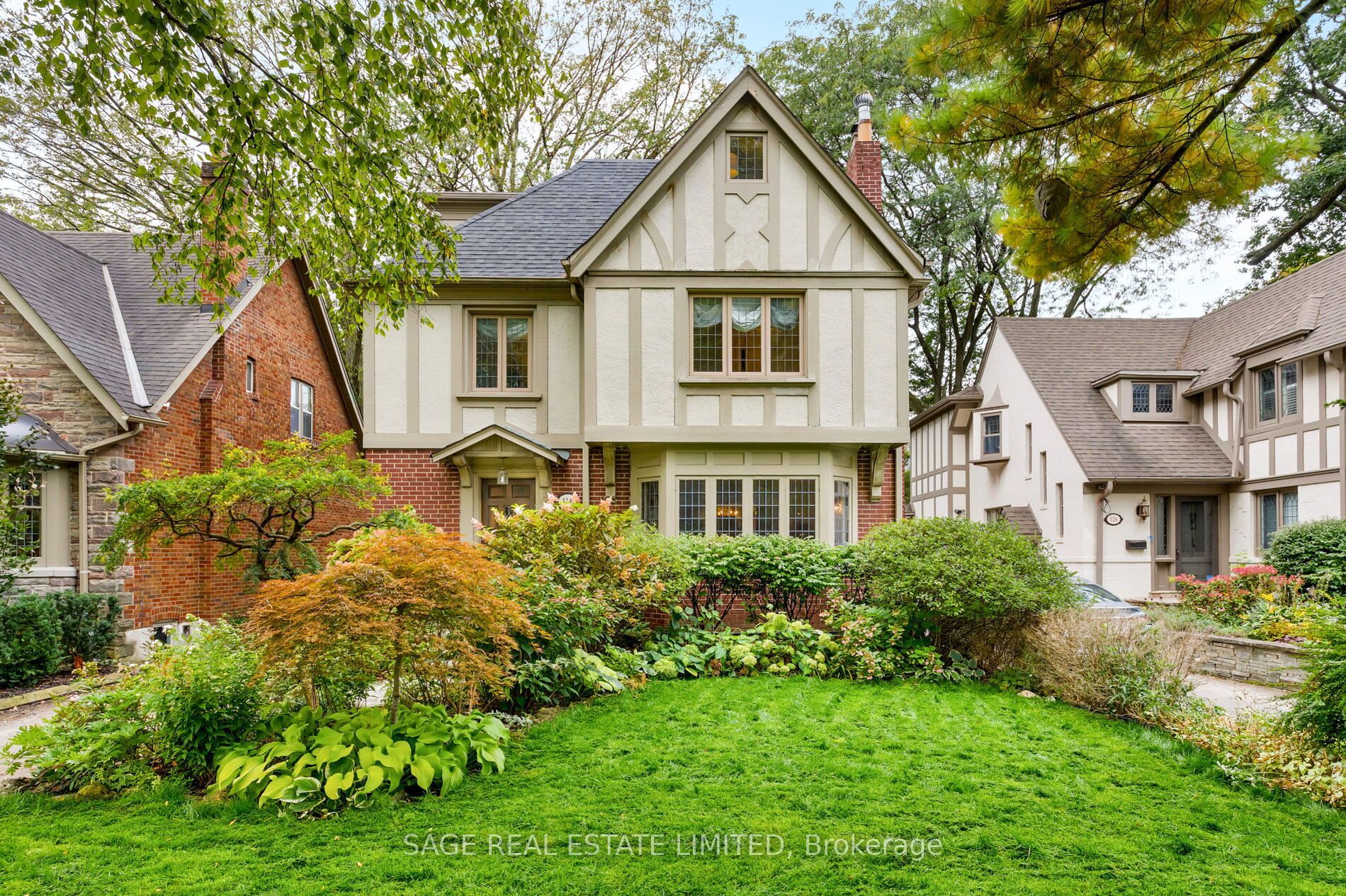 124 Brentwood Road N Property Photo 1