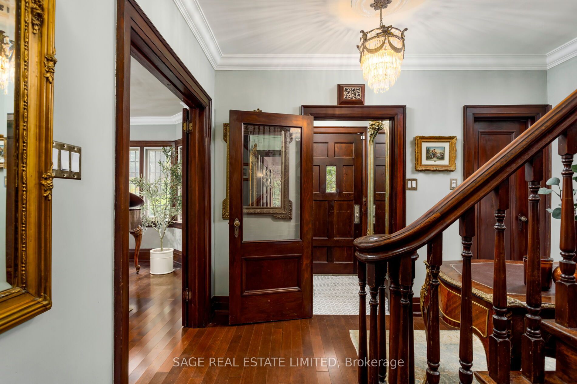 124 Brentwood Road N Property Photo 2