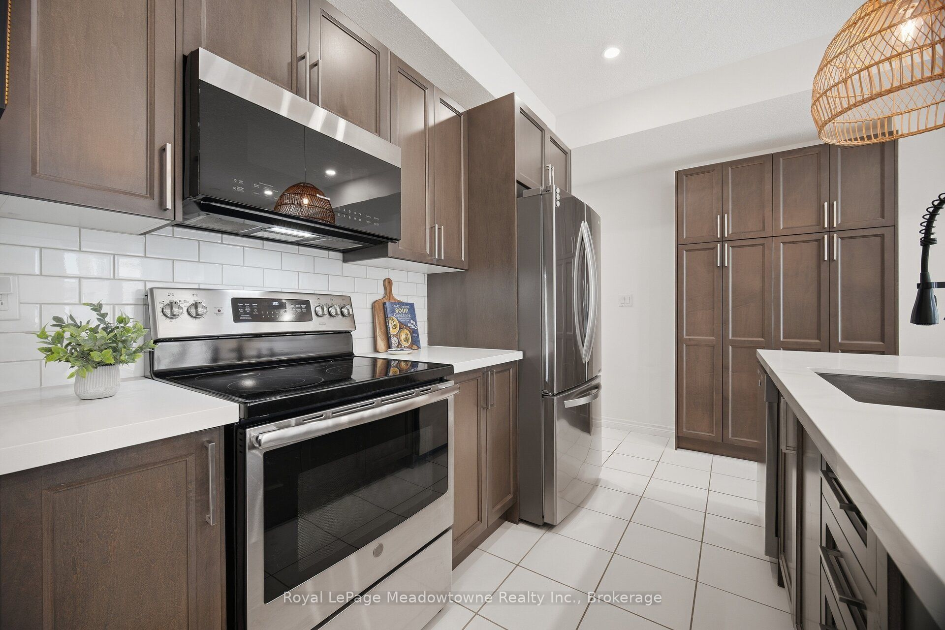 445 Ontario Street S 55 Property Photo 7
