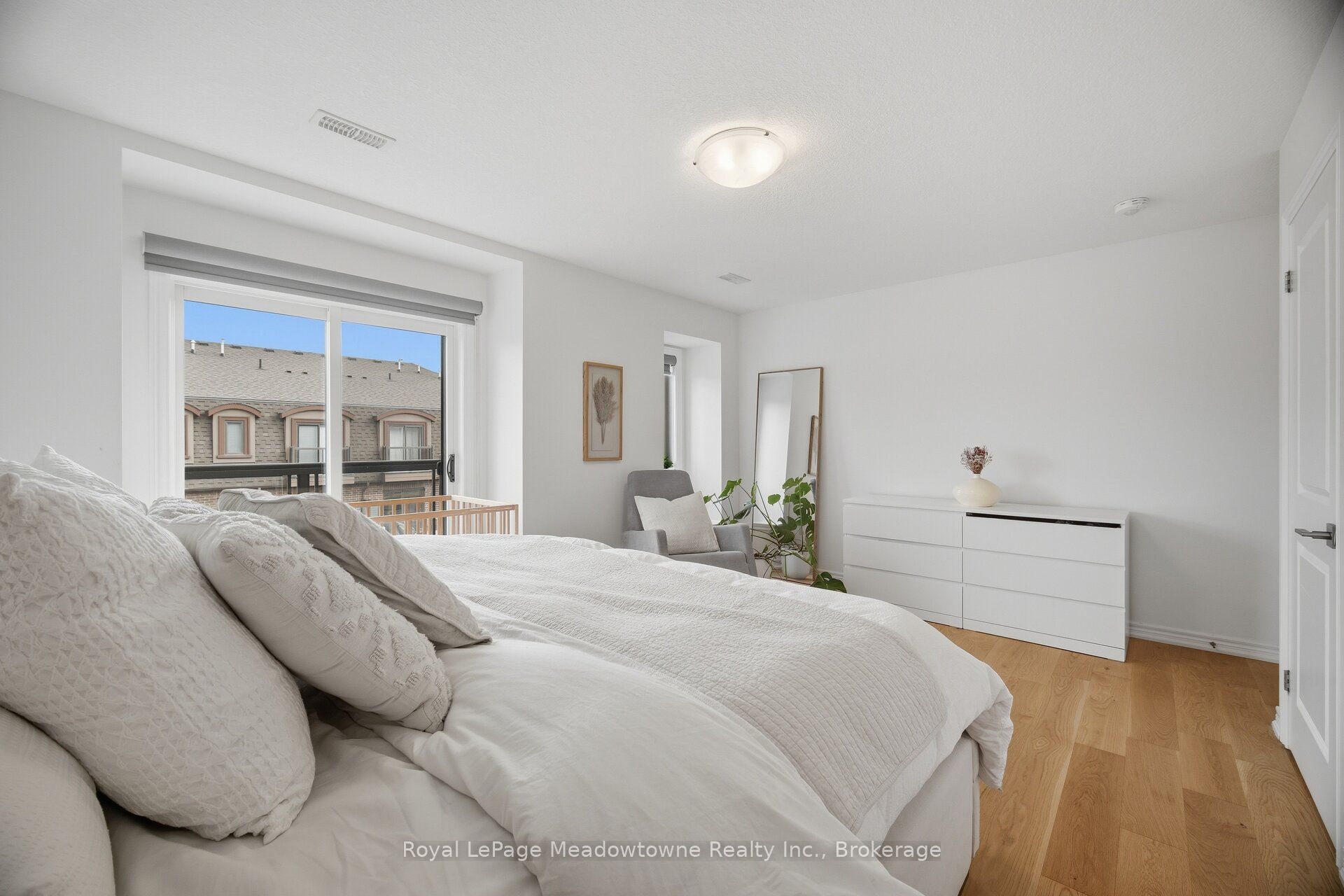 445 Ontario Street S 55 Property Photo 27
