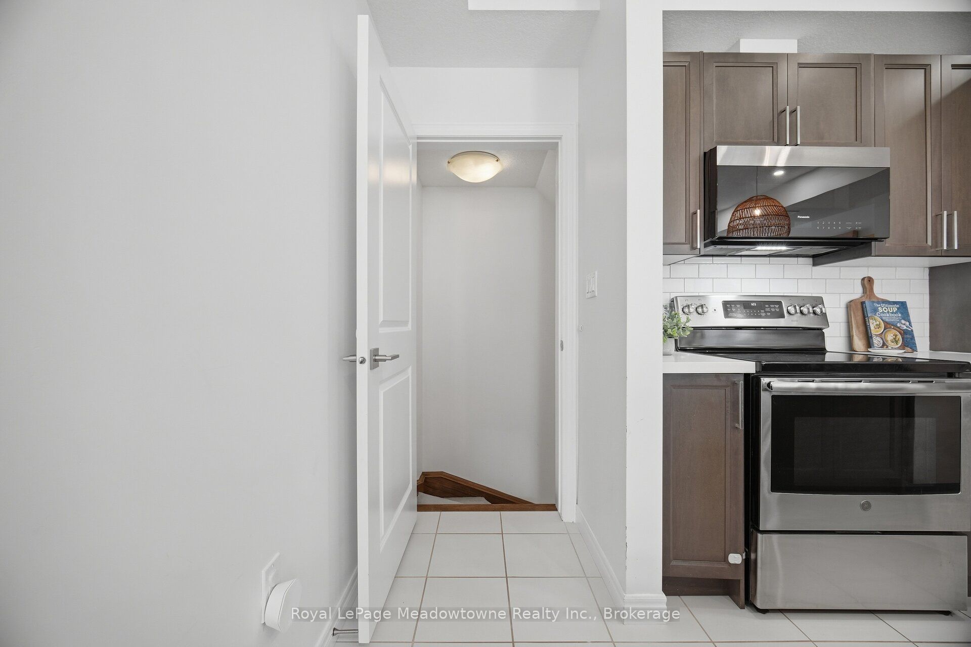 445 Ontario Street S 55 Property Photo 36