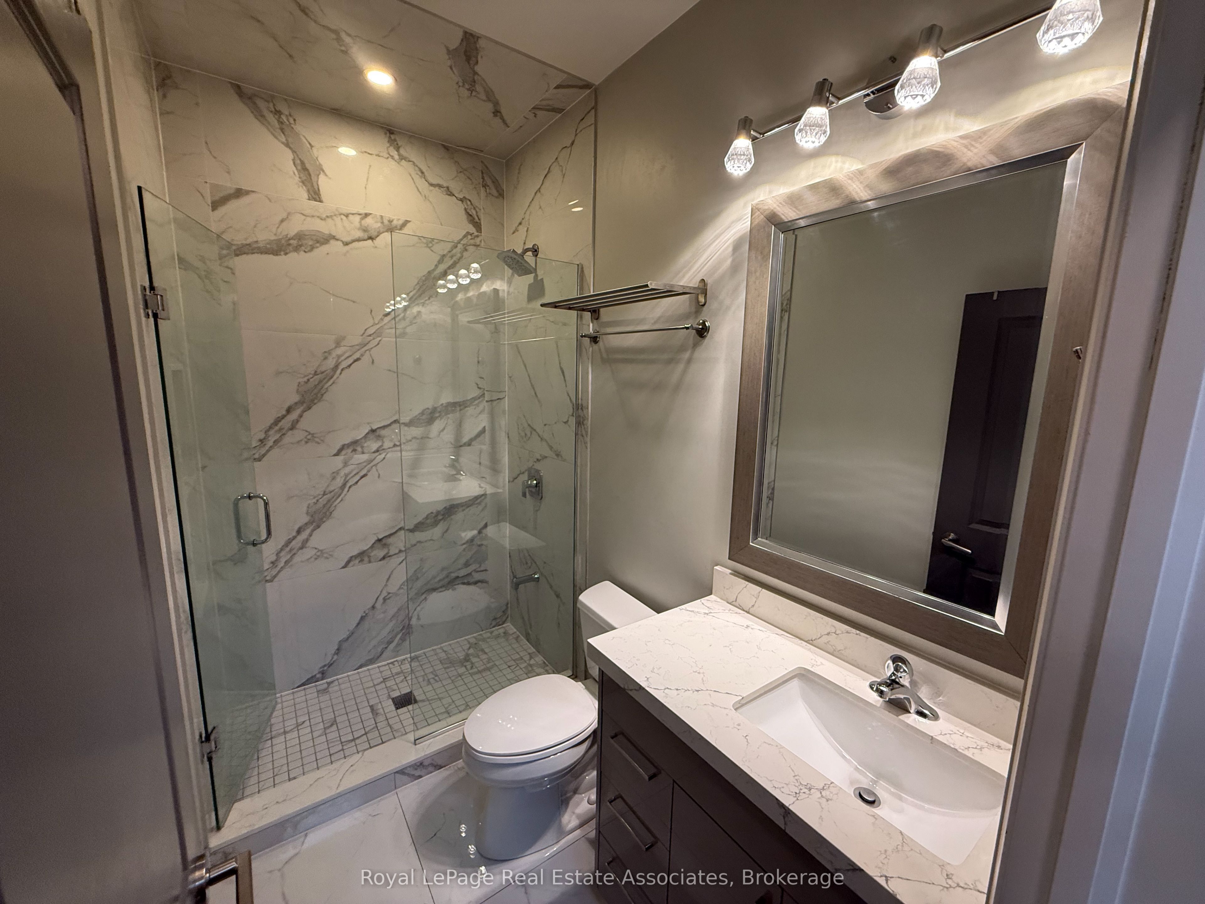 2548 Eglinton Avenue W 3 Property Photo 13