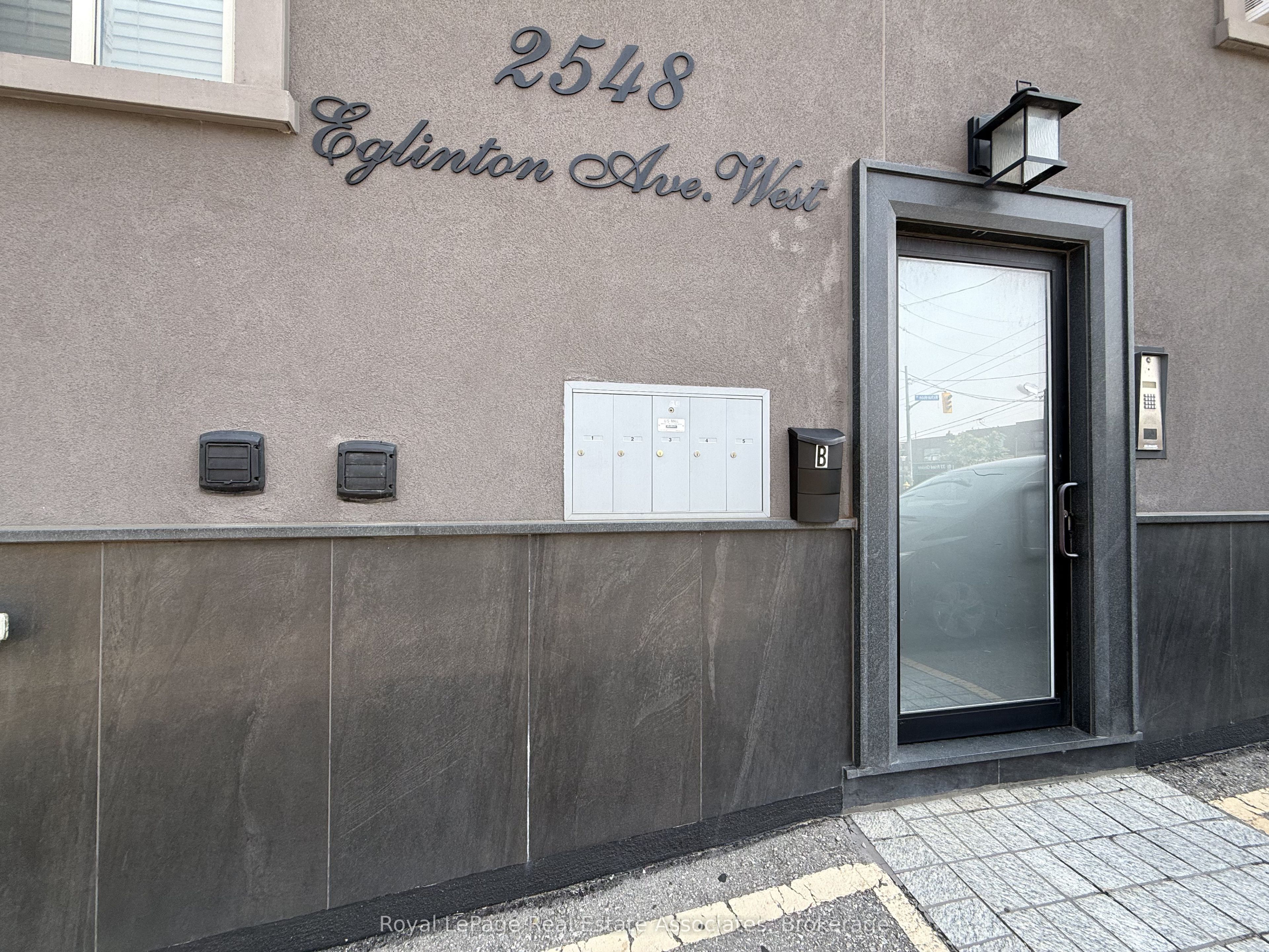 2548 Eglinton Avenue W 3 Property Photo 20