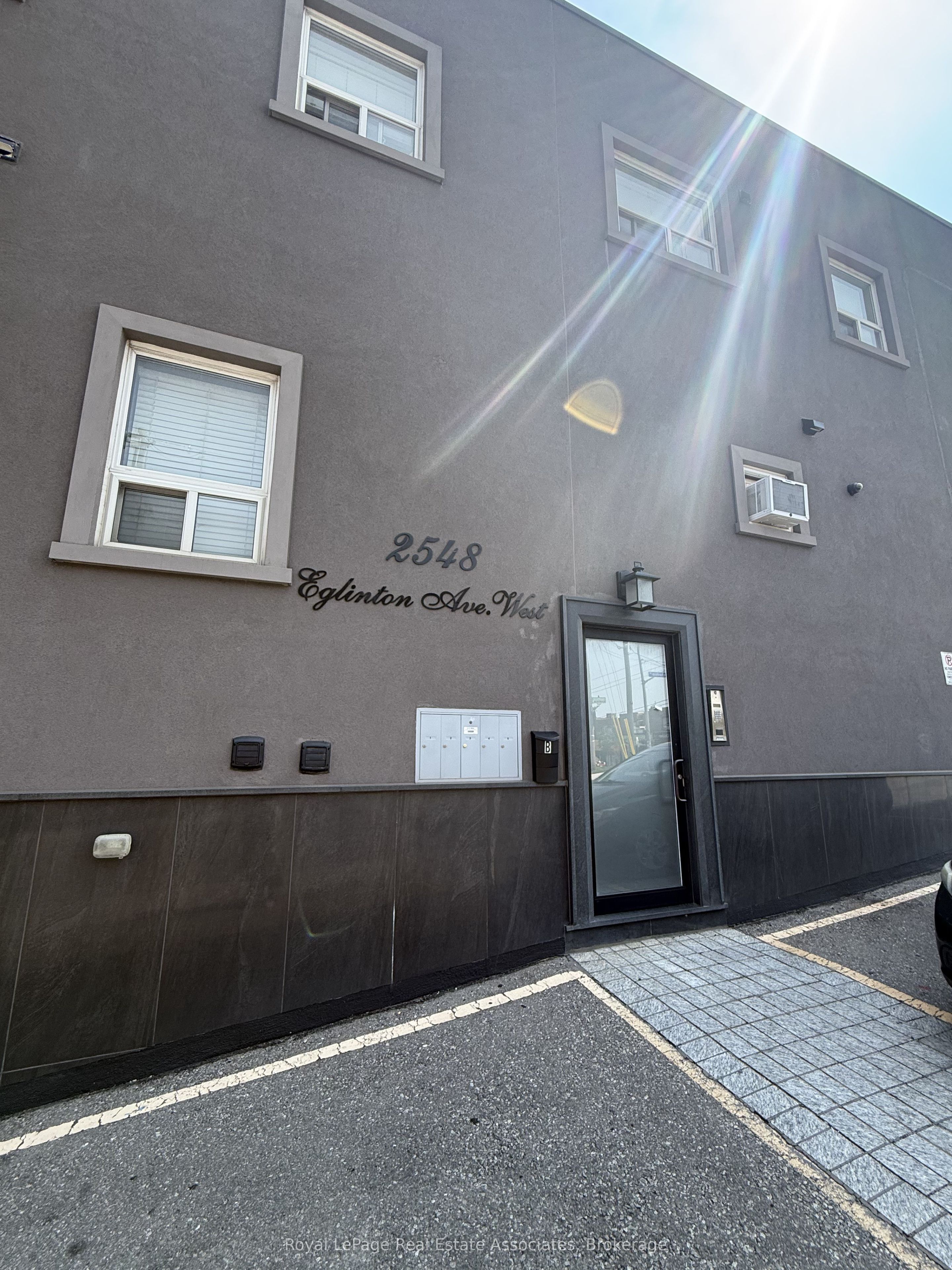 2548 Eglinton Avenue W 3 Property Photo 21