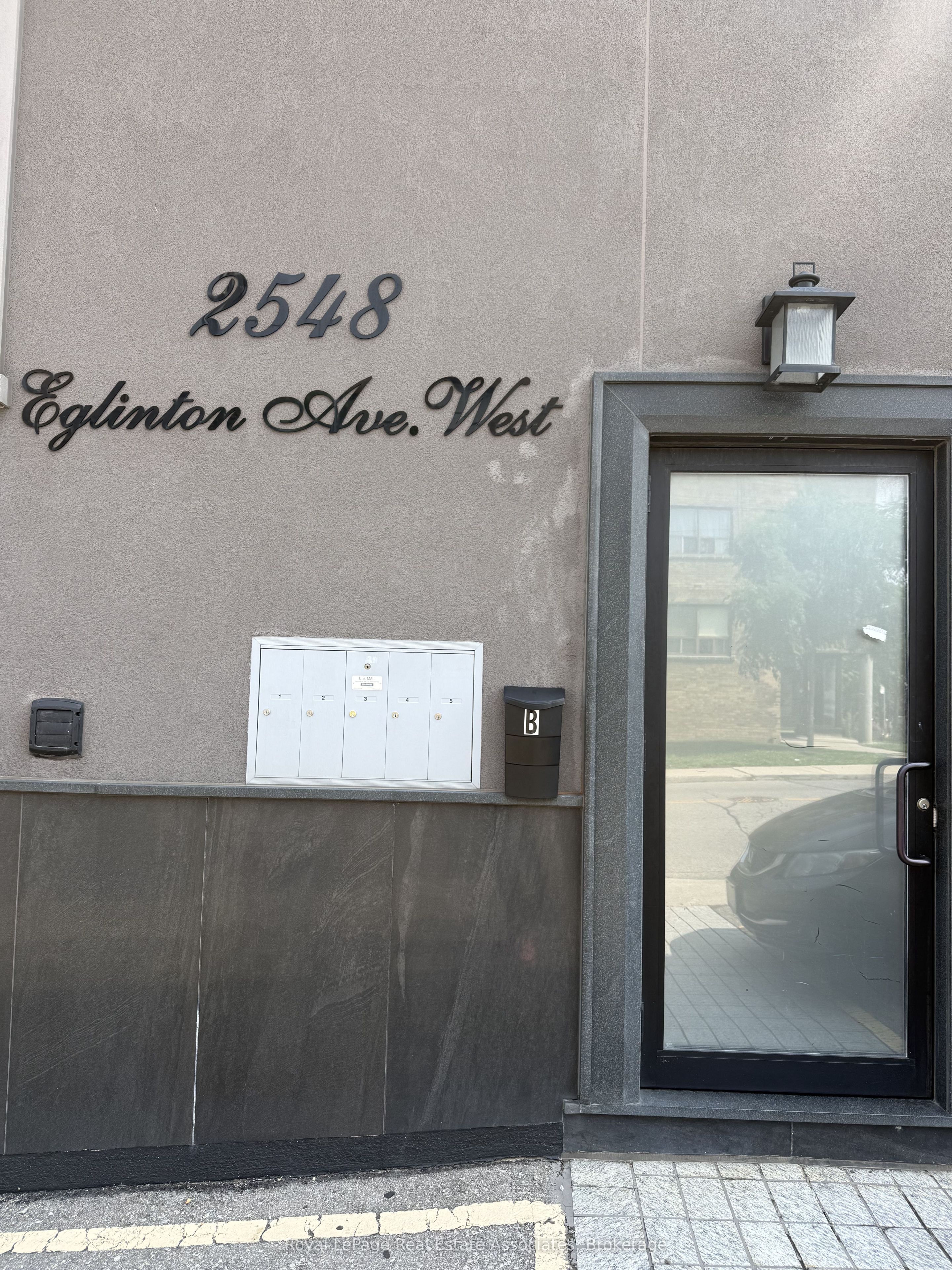 2548 Eglinton Avenue W 3 Property Photo 22