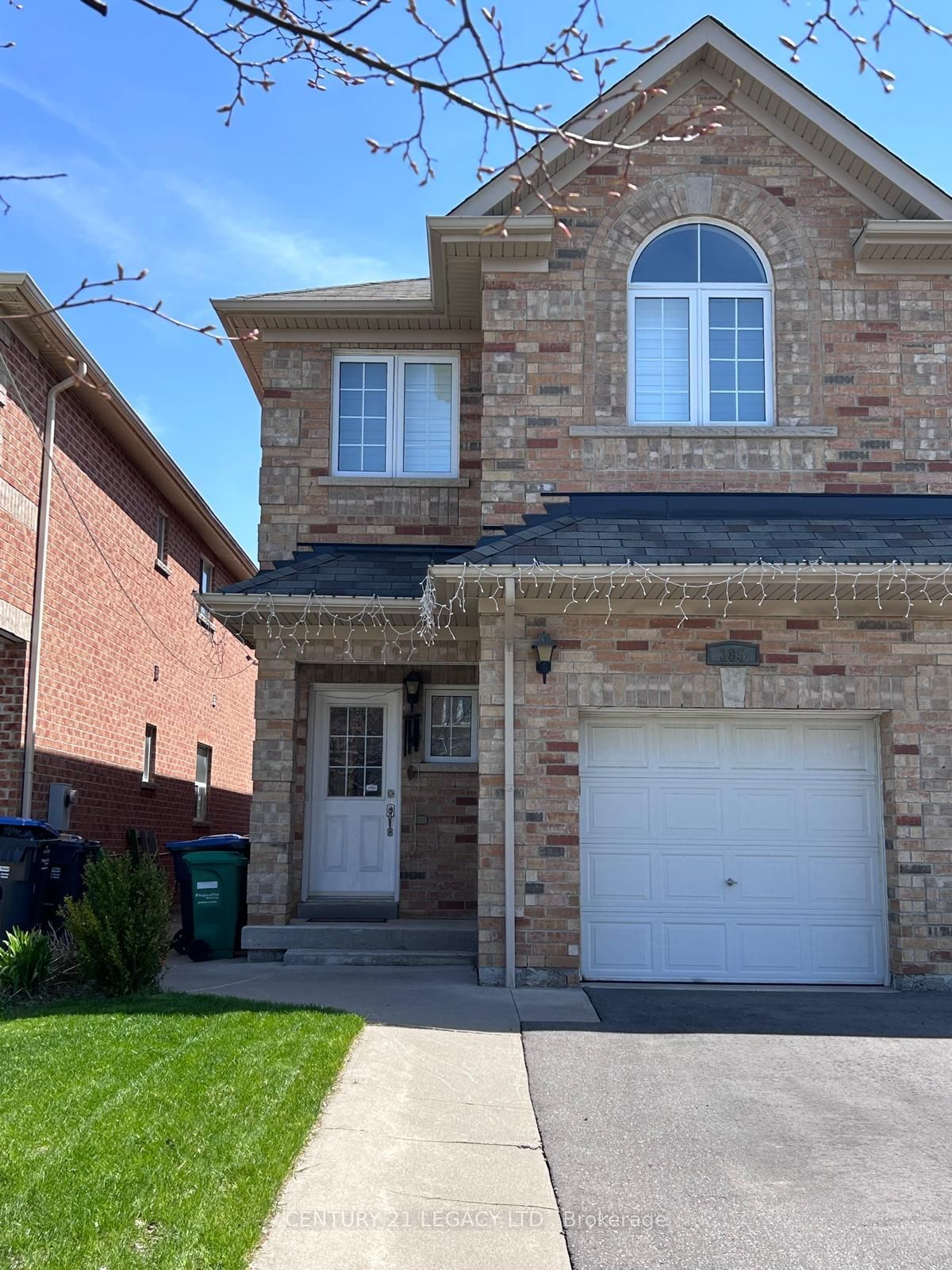 385 Comiskey Crescent Property Photo 2