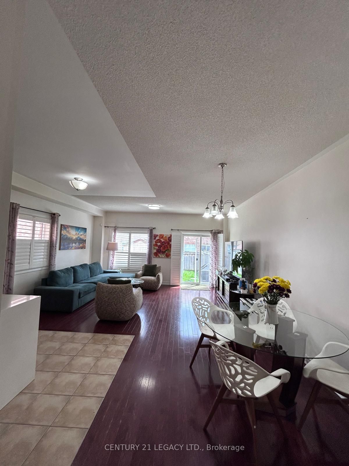 385 Comiskey Crescent Property Photo 3