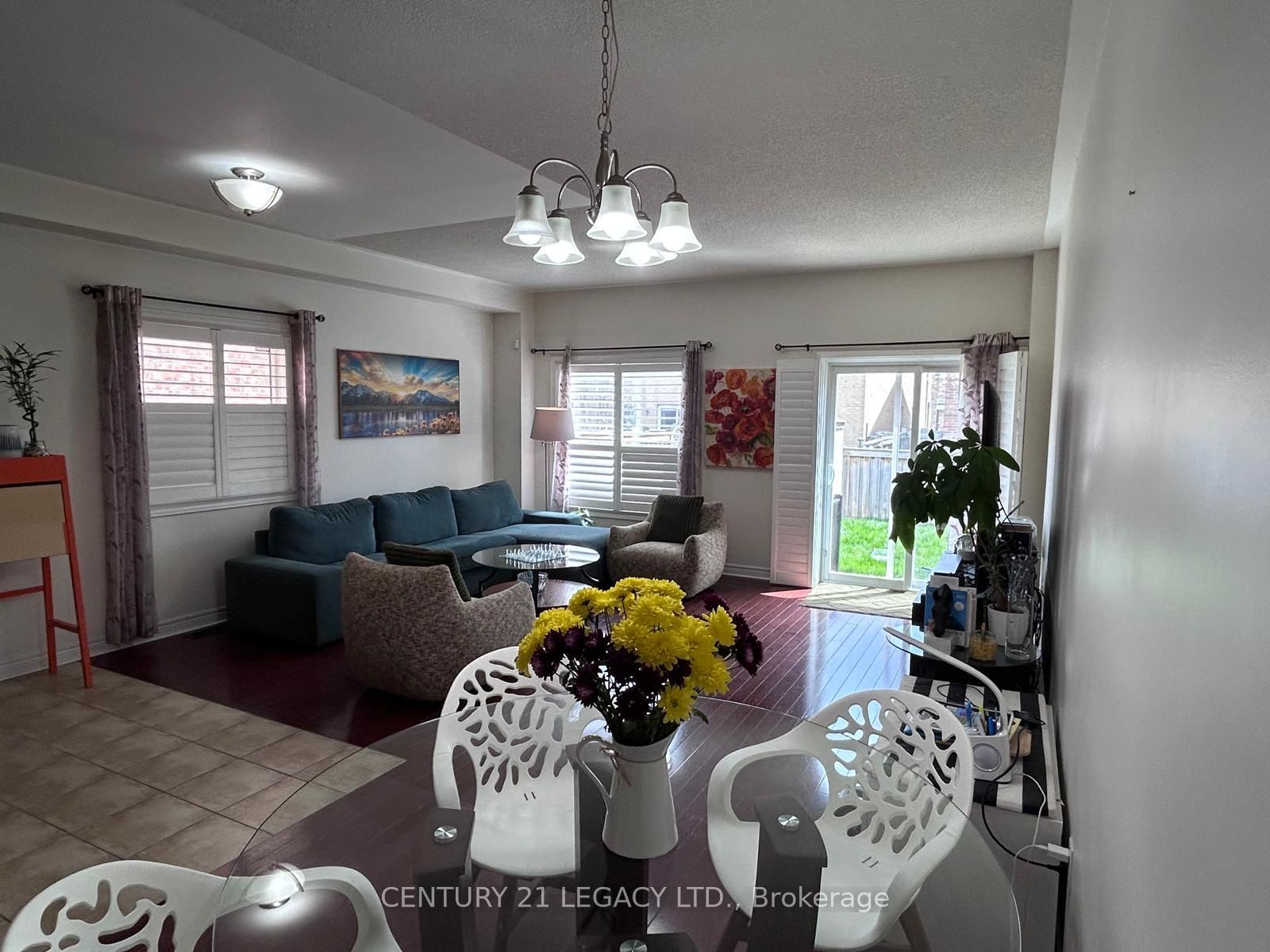 385 Comiskey Crescent Property Photo 4