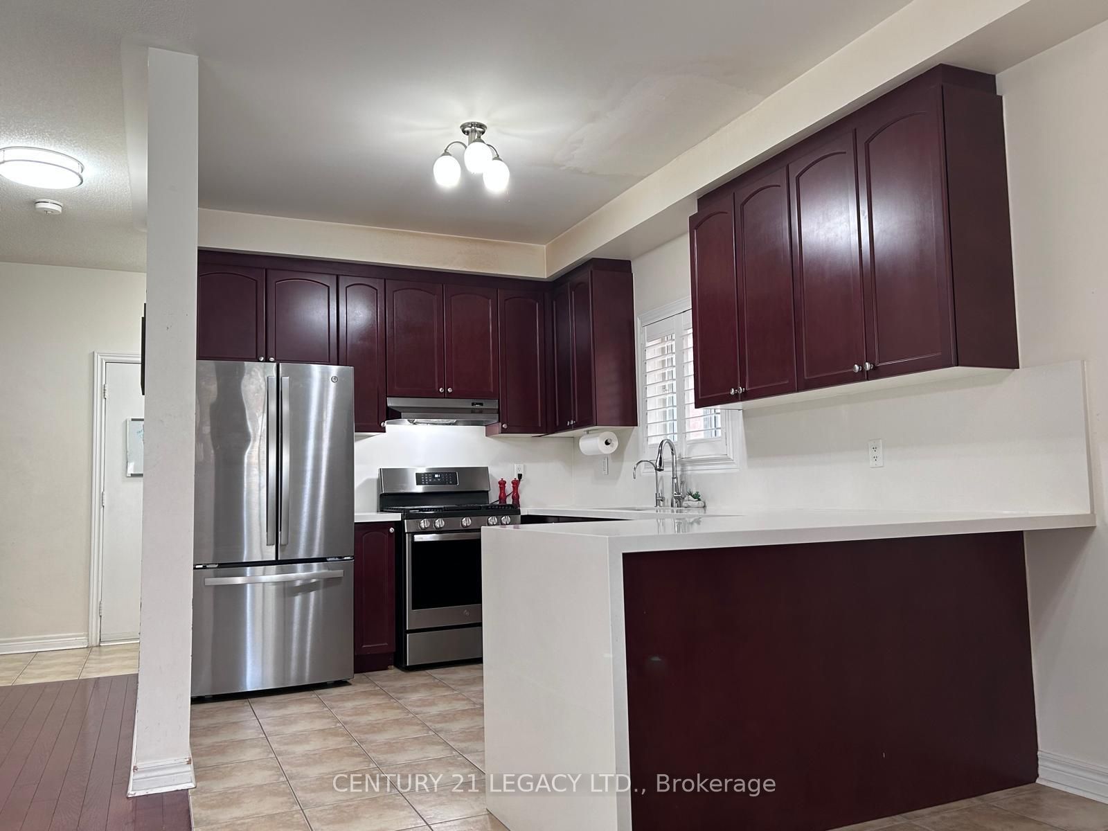 385 Comiskey Crescent Property Photo 5